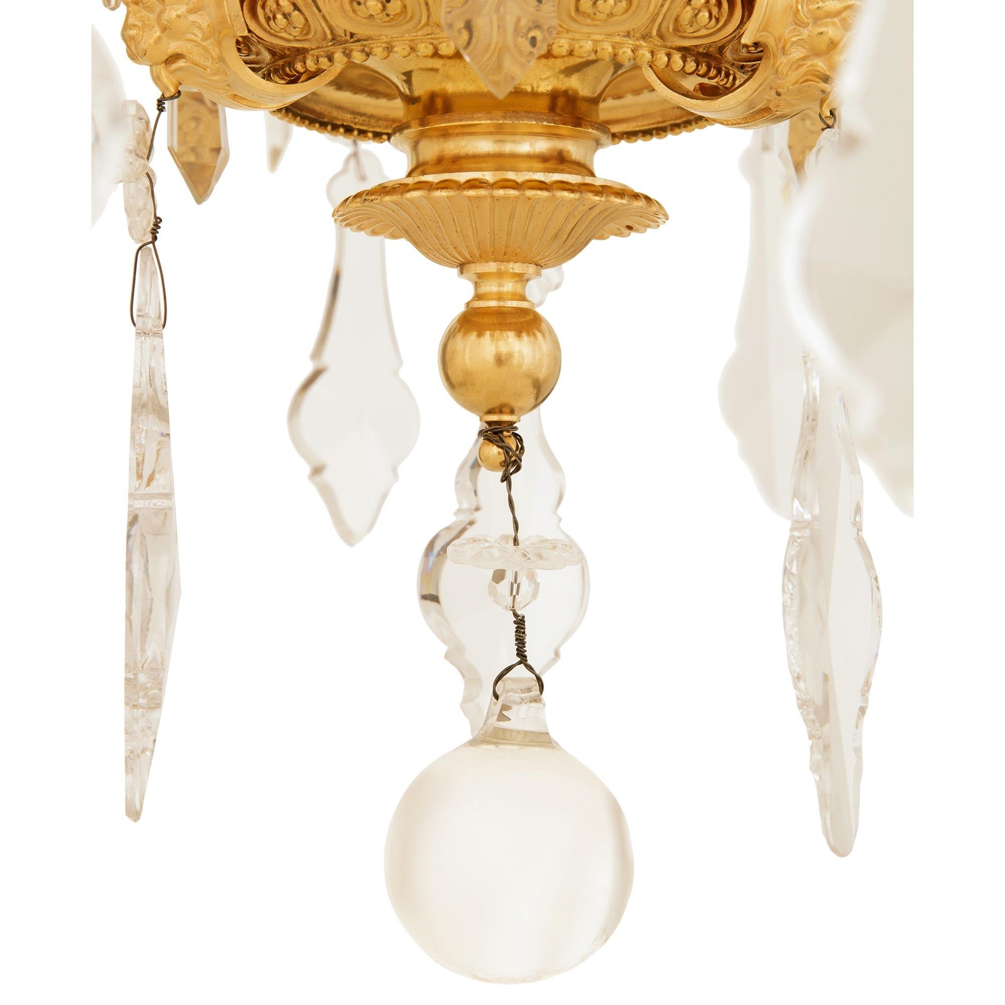 Ein französischer neoklassischer Kronleuchter aus dem 19. Ormolu und Baccarat Kristall Kronleuchter im Angebot 2