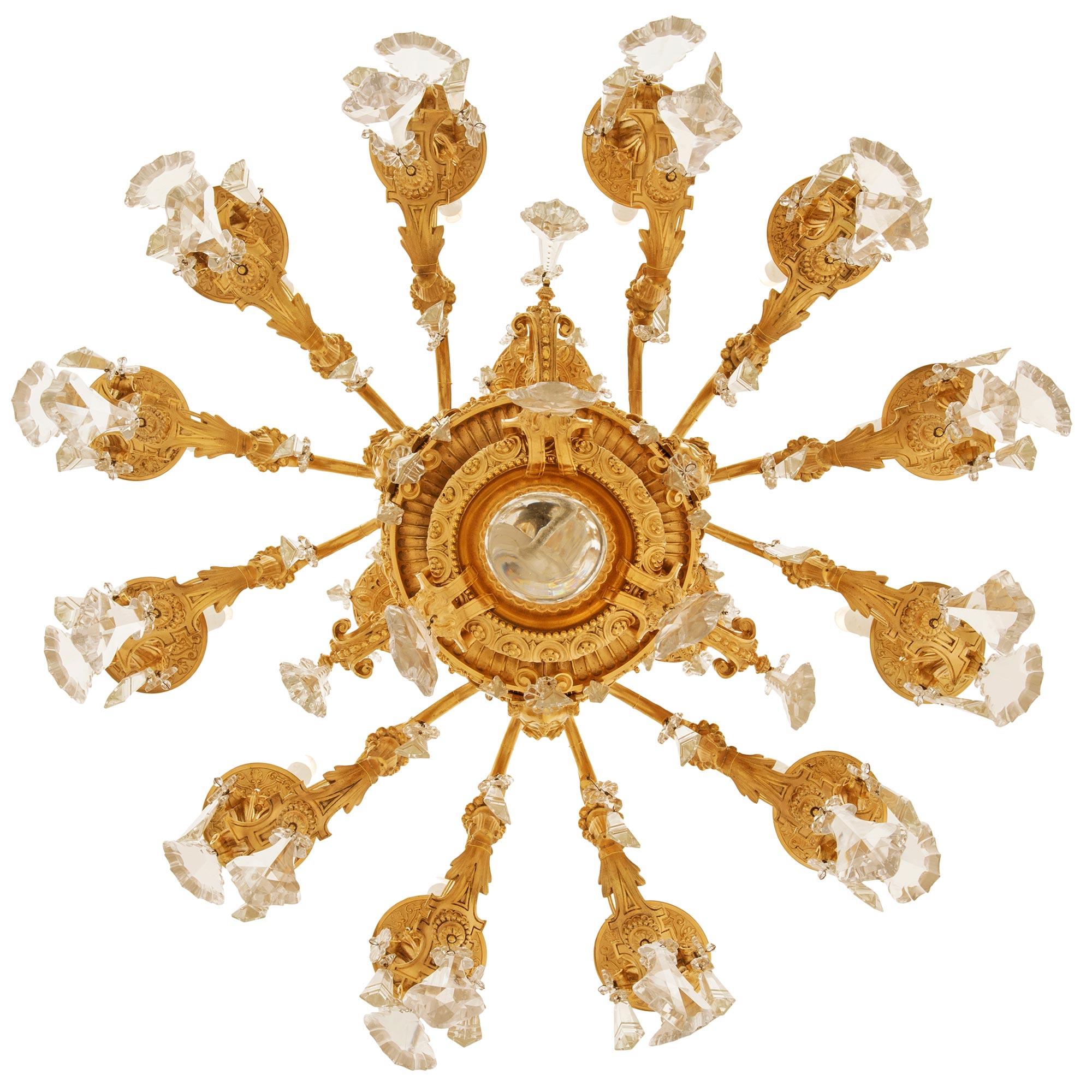 Ein französischer neoklassischer Kronleuchter aus dem 19. Ormolu und Baccarat Kristall Kronleuchter im Angebot 3
