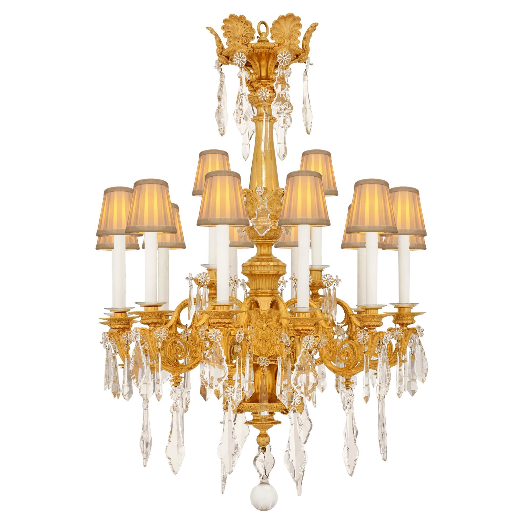 Ein französischer neoklassischer Kronleuchter aus dem 19. Ormolu und Baccarat Kristall Kronleuchter im Angebot