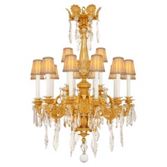 Ein französischer neoklassischer Kronleuchter aus dem 19. Ormolu und Baccarat Kristall Kronleuchter
