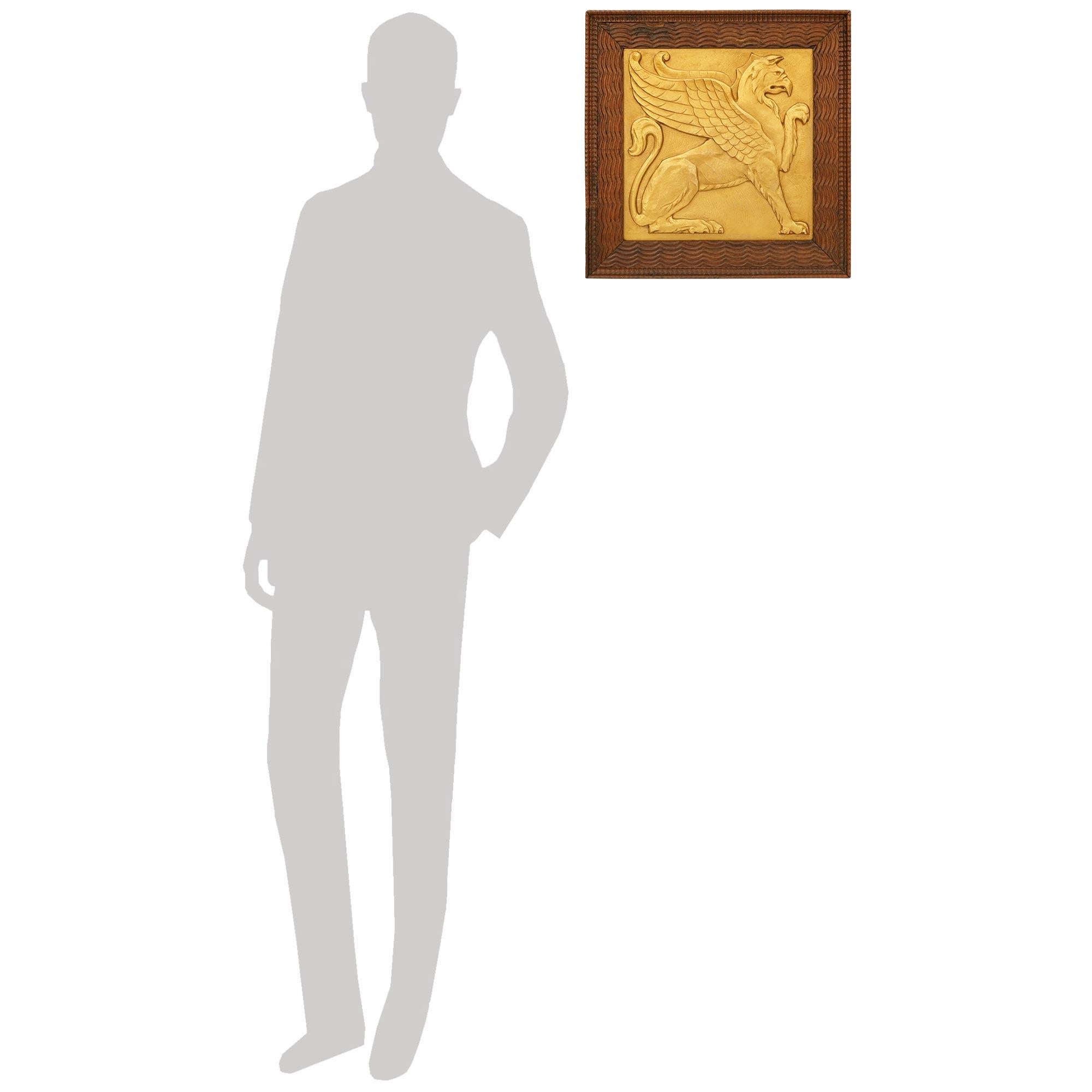 Una placa única y muy impresionante de estilo neoclásico francés del siglo XIX. Placa de ormolu y palisandro. La placa de Ormolu, maravillosamente decorativa, está engastada en un marco de palisandro ondulado y moteado ricamente tallado. La placa
