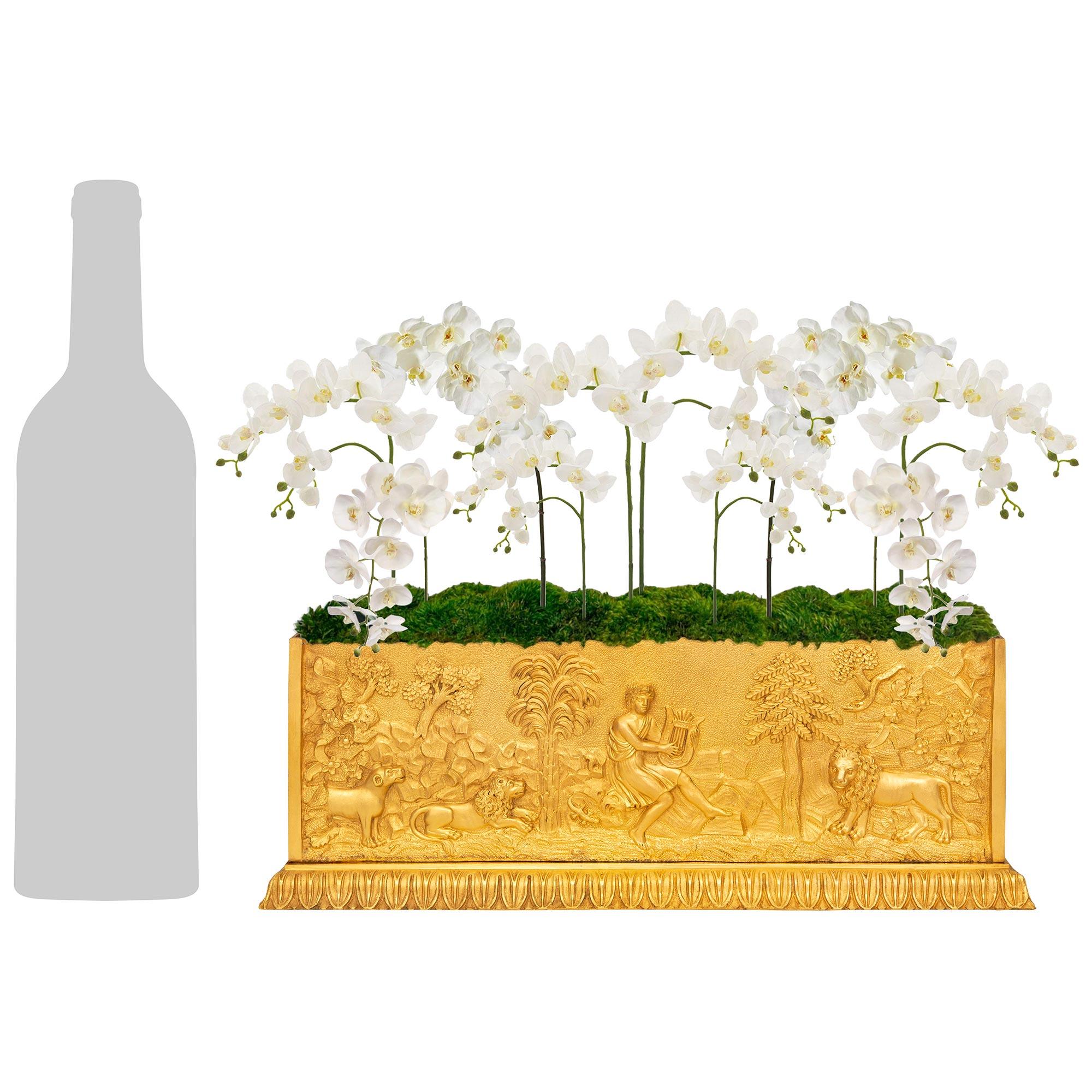 Une très belle jardinière/plante en bronze doré, très détaillée, de style néo-classique français du XIXe siècle. Ormolu du XIXe siècle. Cette exquise jardinière rectangulaire est surélevée par une base conçue par Cœur-de-Rai. Le corps de l'objet est
