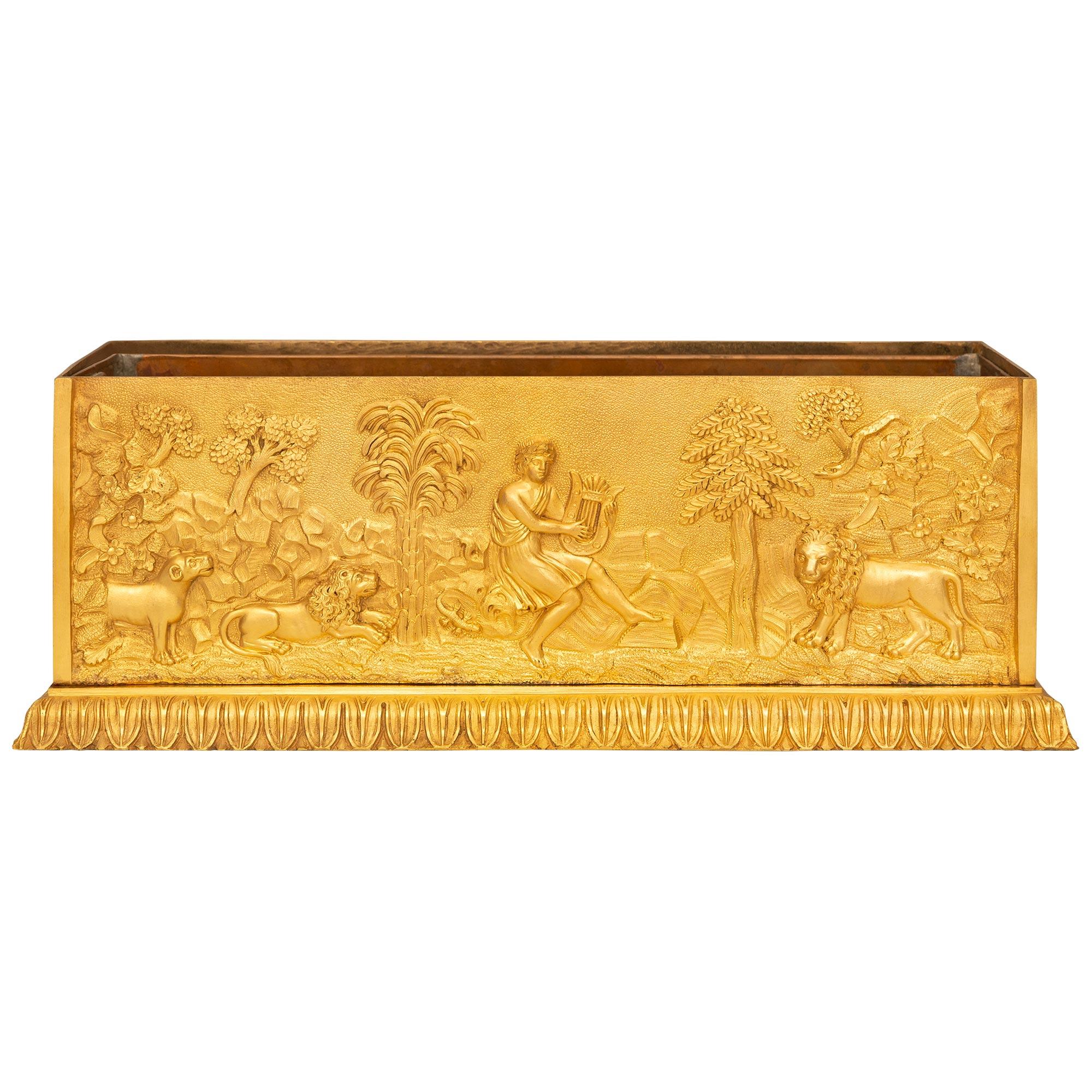 Néoclassique Jardinière/planteuse en bronze doré du 19e siècle. Jardinière en bronze doré en vente