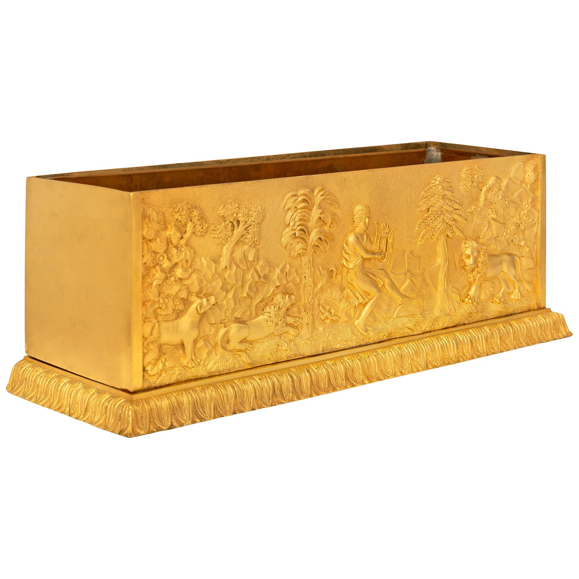 Français Jardinière/planteuse en bronze doré du 19e siècle. Jardinière en bronze doré en vente