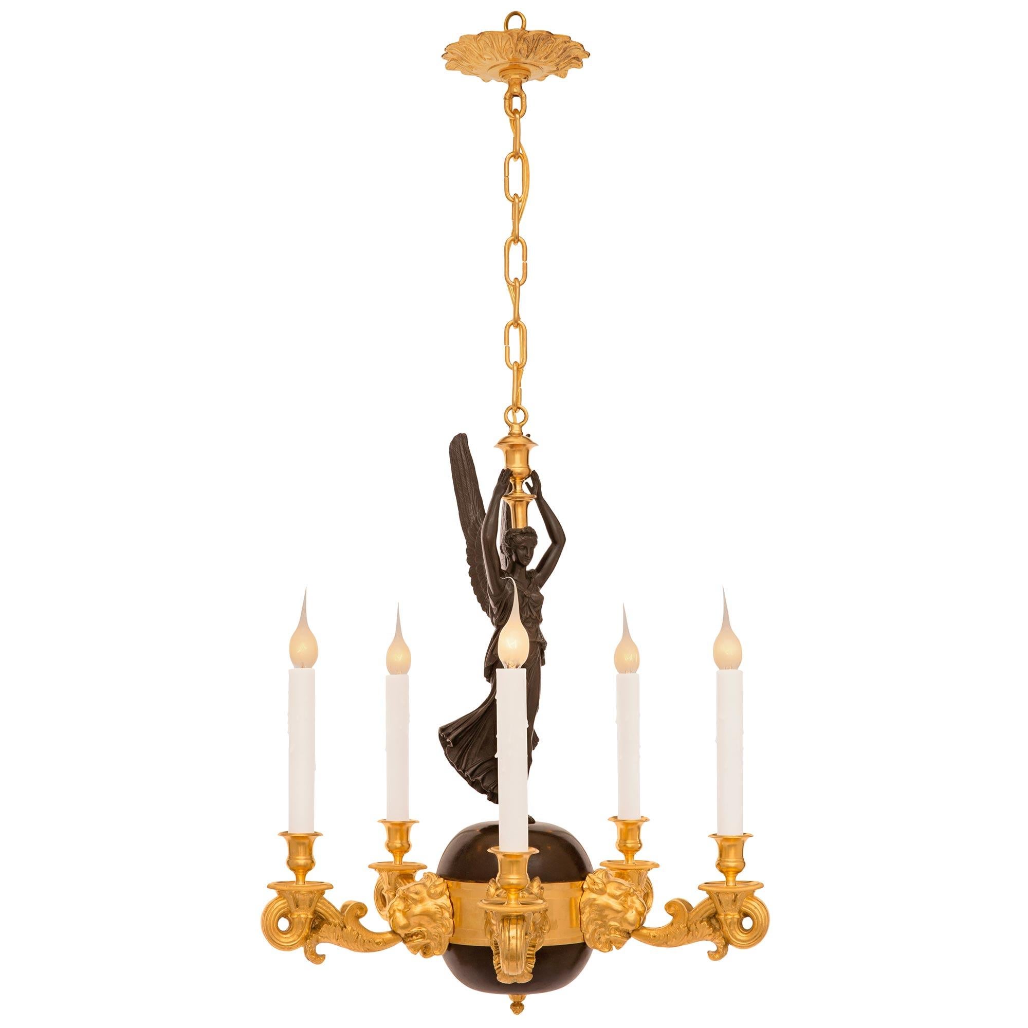 Neoklassizistischer Kronleuchter aus patinierter Bronze und Goldbronze aus dem 19. Jahrhundert (Neoklassisch) im Angebot