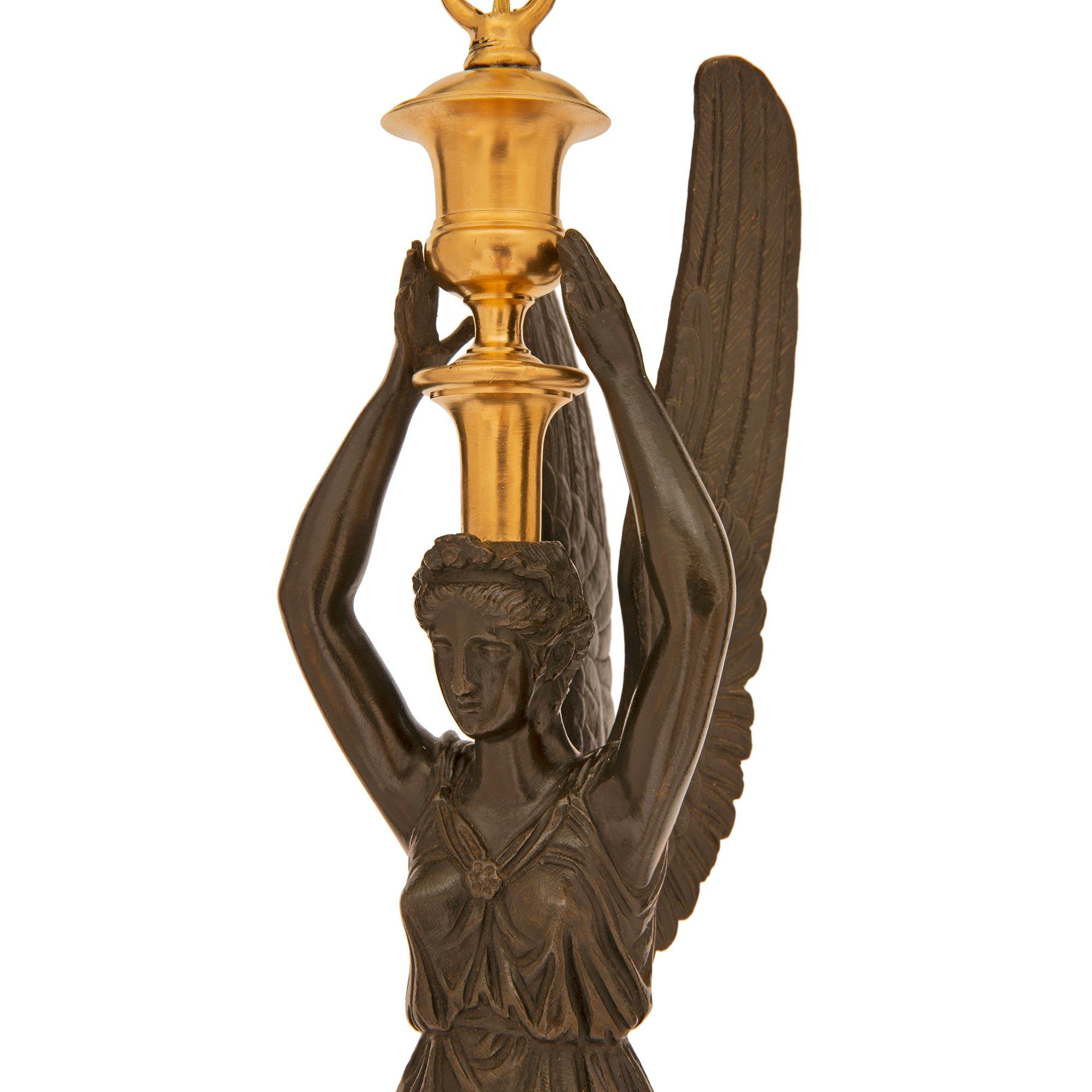 Neoklassizistischer Kronleuchter aus patinierter Bronze und Goldbronze aus dem 19. Jahrhundert (Patiniert) im Angebot