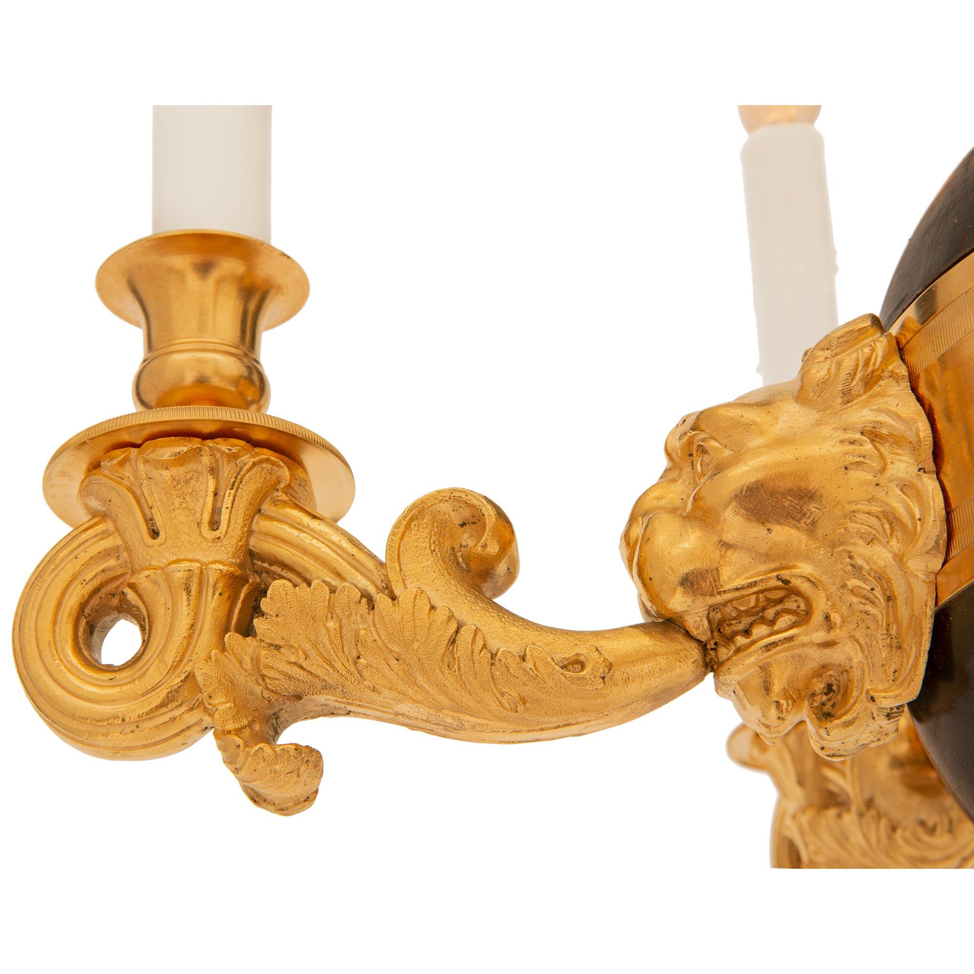 Neoklassizistischer Kronleuchter aus patinierter Bronze und Goldbronze aus dem 19. Jahrhundert im Angebot 1