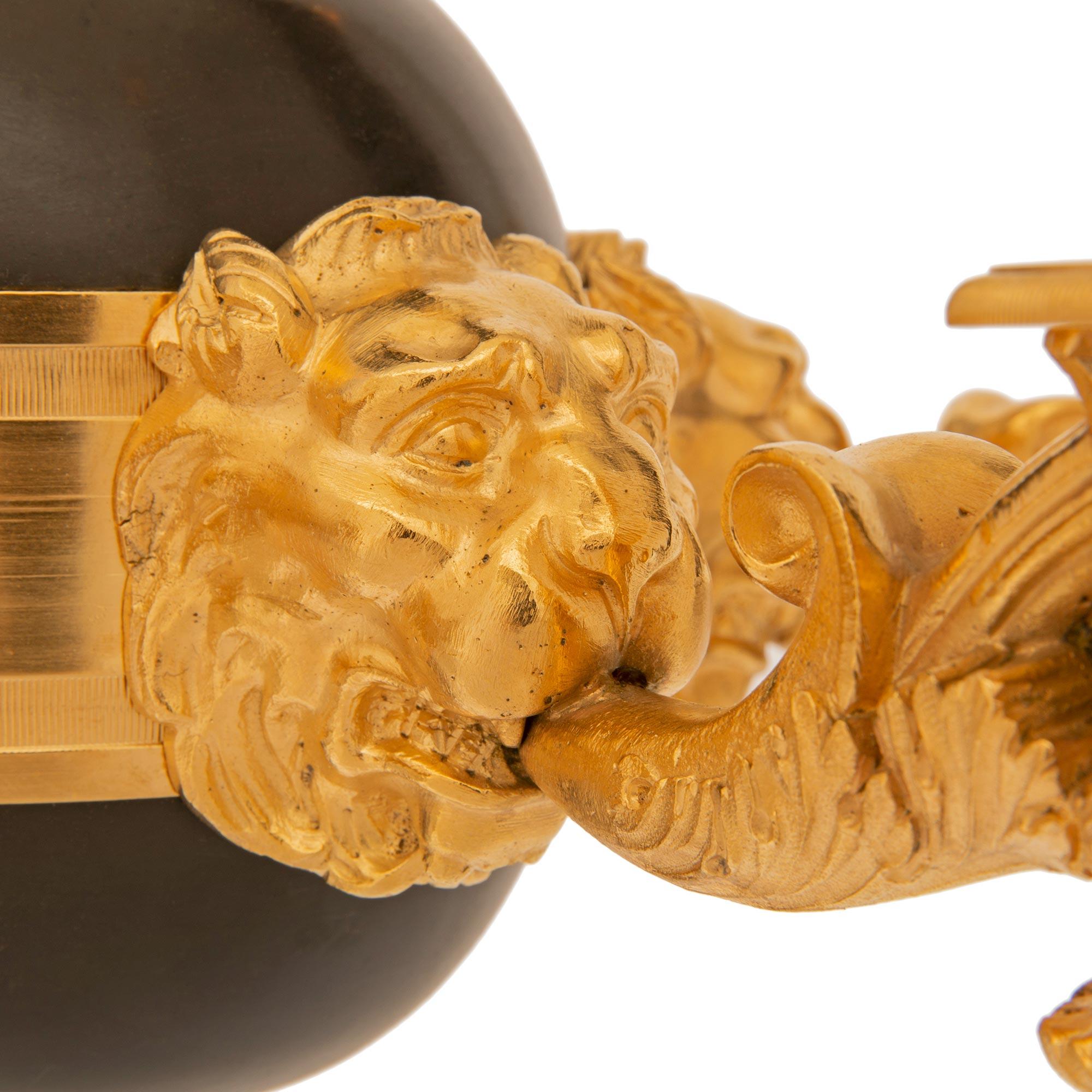 Neoklassizistischer Kronleuchter aus patinierter Bronze und Goldbronze aus dem 19. Jahrhundert im Angebot 2