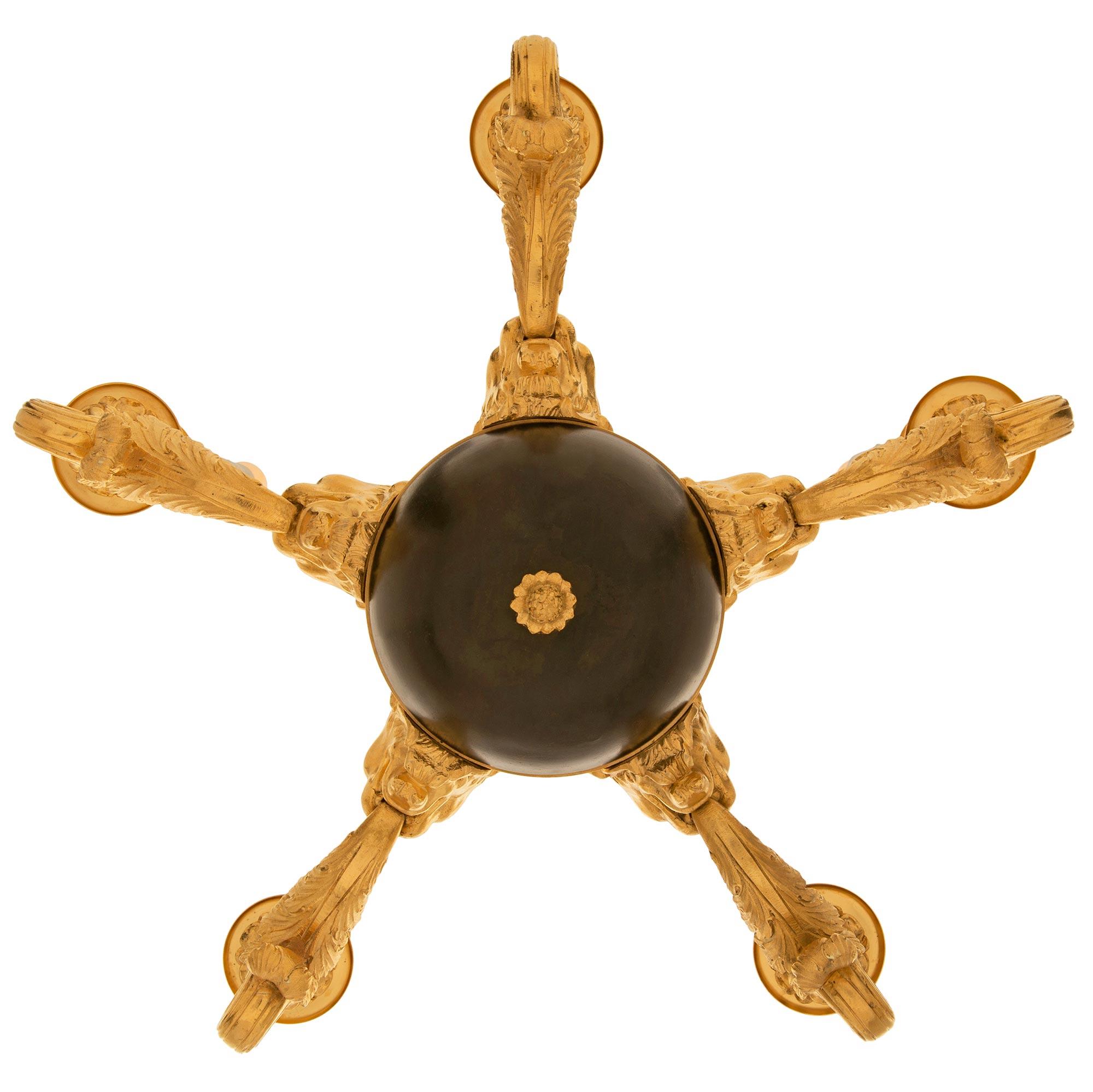 Neoklassizistischer Kronleuchter aus patinierter Bronze und Goldbronze aus dem 19. Jahrhundert im Angebot 3