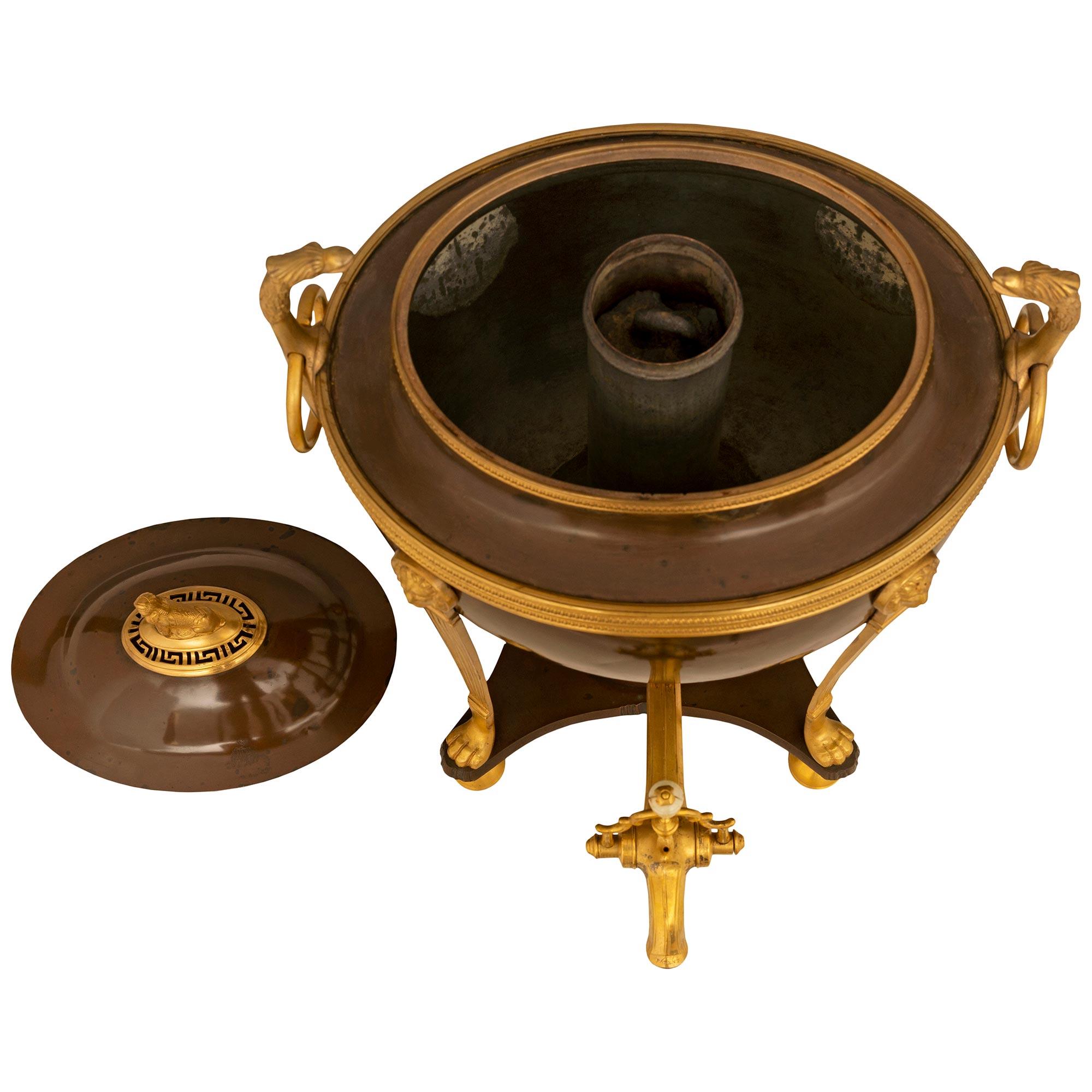 Samovar néo-classique français du XIXe siècle en bronze patiné et bronze doré en vente 4