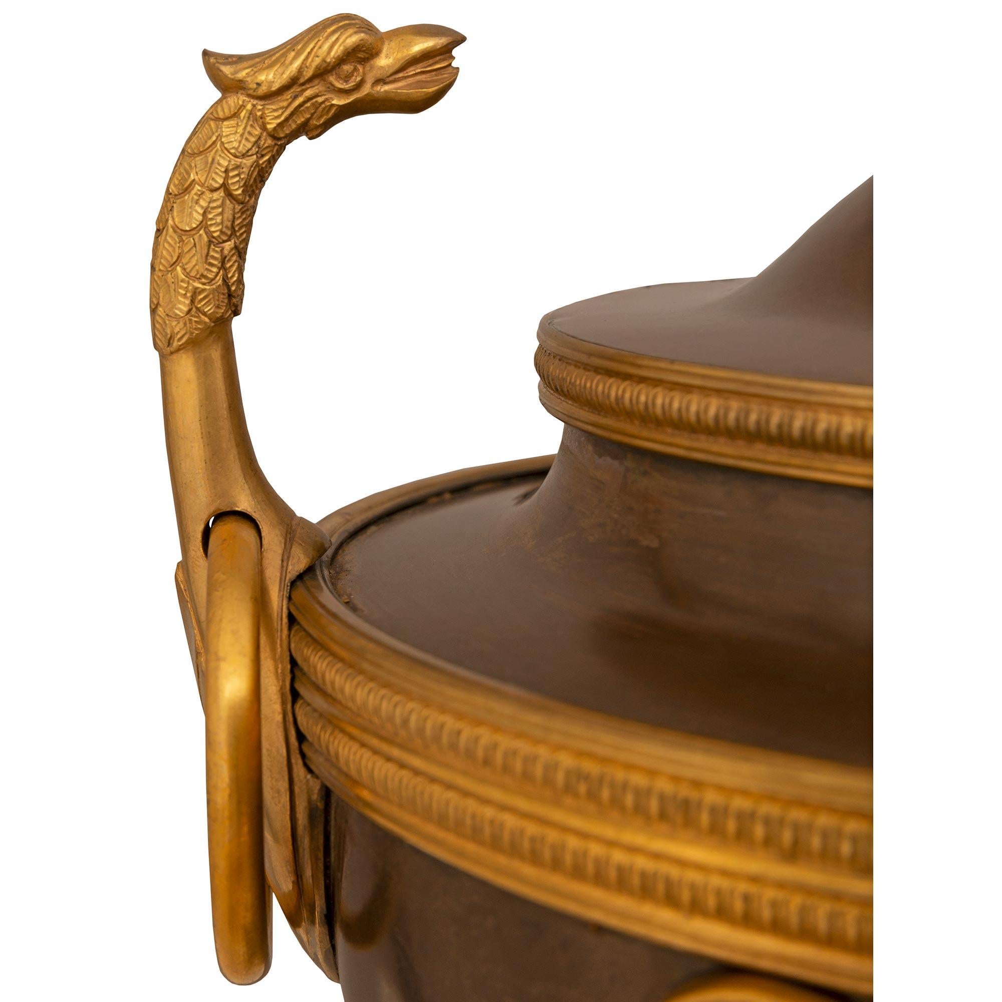 Französischer Samovar aus patinierter Bronze und Goldbronze im neoklassischen Stil des 19. Jahrhunderts im Angebot 1