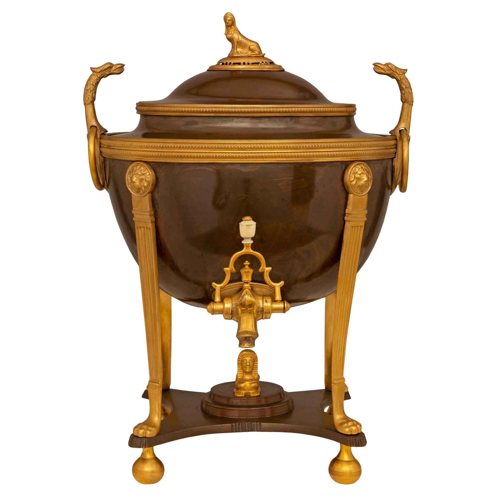 Samovar néo-classique français du XIXe siècle en bronze patiné et bronze doré