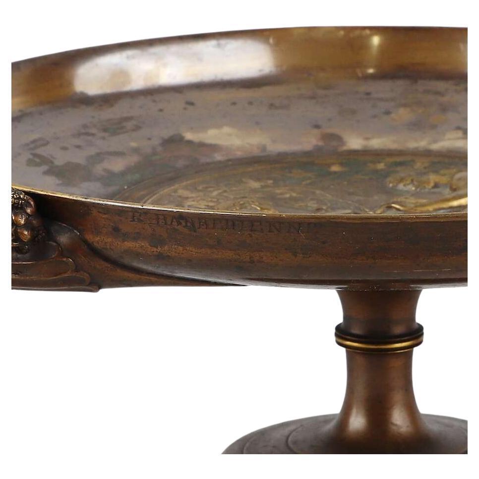 Elegante tazza in bronzo patinato neoclassico francese del XIX secolo, firmata F. Levillain. La tazza è sollevata da una sottile base circolare con un design a gradini. La ciotola circolare è centrata da una placca riccamente cesellata con un
