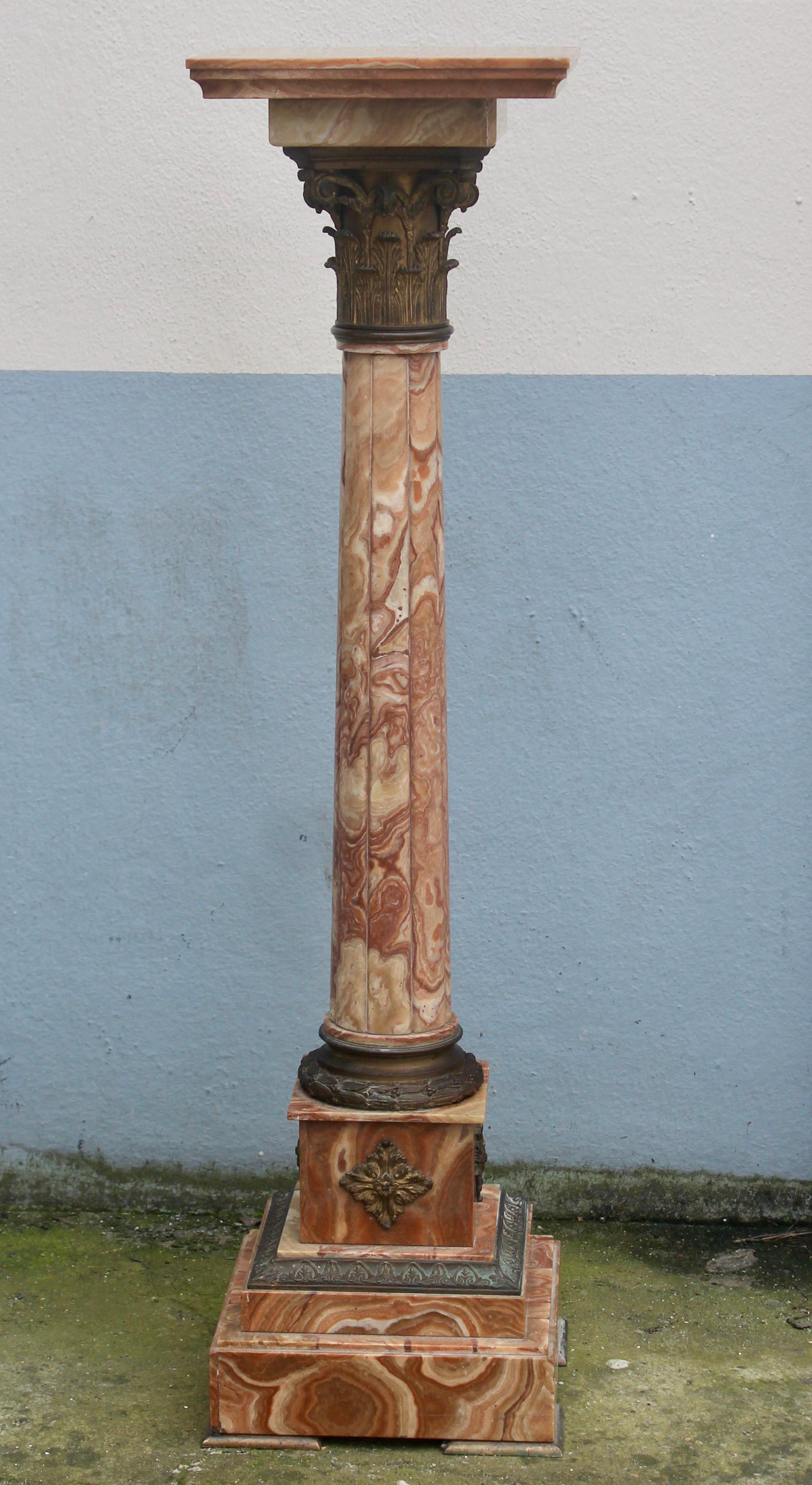 A 19th century rare pink onyx and ormolu-mounted neoclassical pedestal
Square rotating top on circular column and square pedestal base,
Ormolu-mounted,
circa 1880

Two chips as shown on pictures.