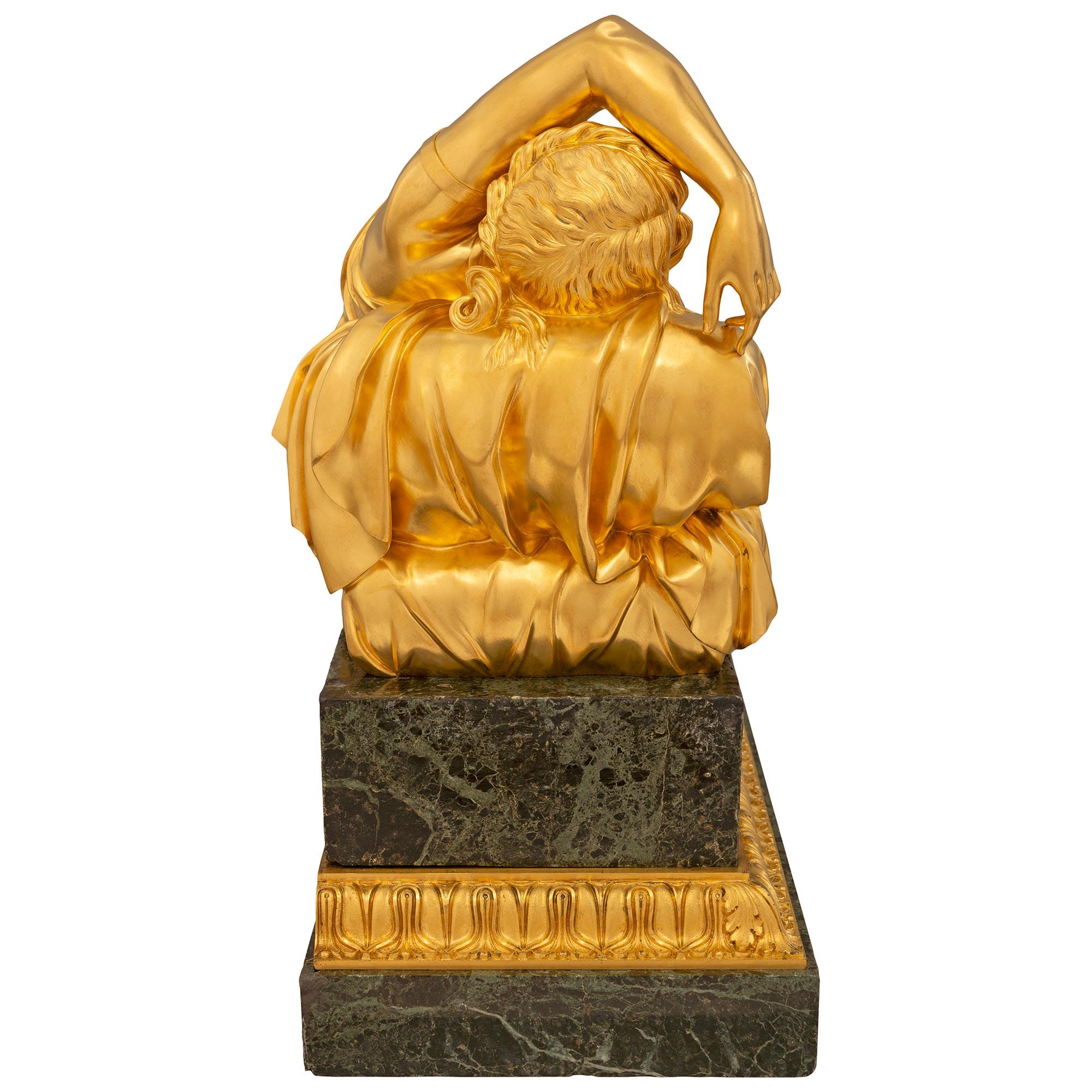 Eine französische Skulptur aus Goldbronze und Pietra Braschia-Marmor aus dem 19. Jahrhundert von Lucretia (Französisch) im Angebot