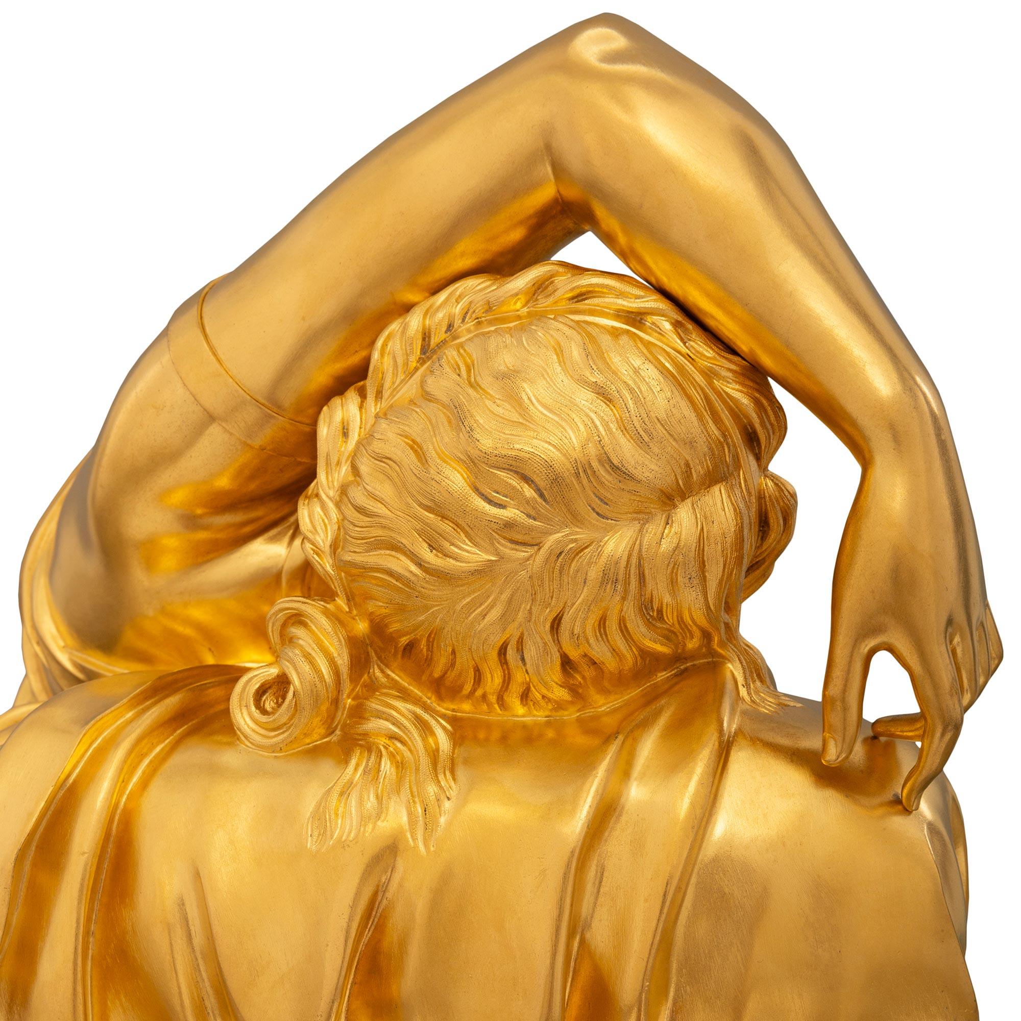 Eine französische Skulptur aus Goldbronze und Pietra Braschia-Marmor aus dem 19. Jahrhundert von Lucretia im Angebot 1