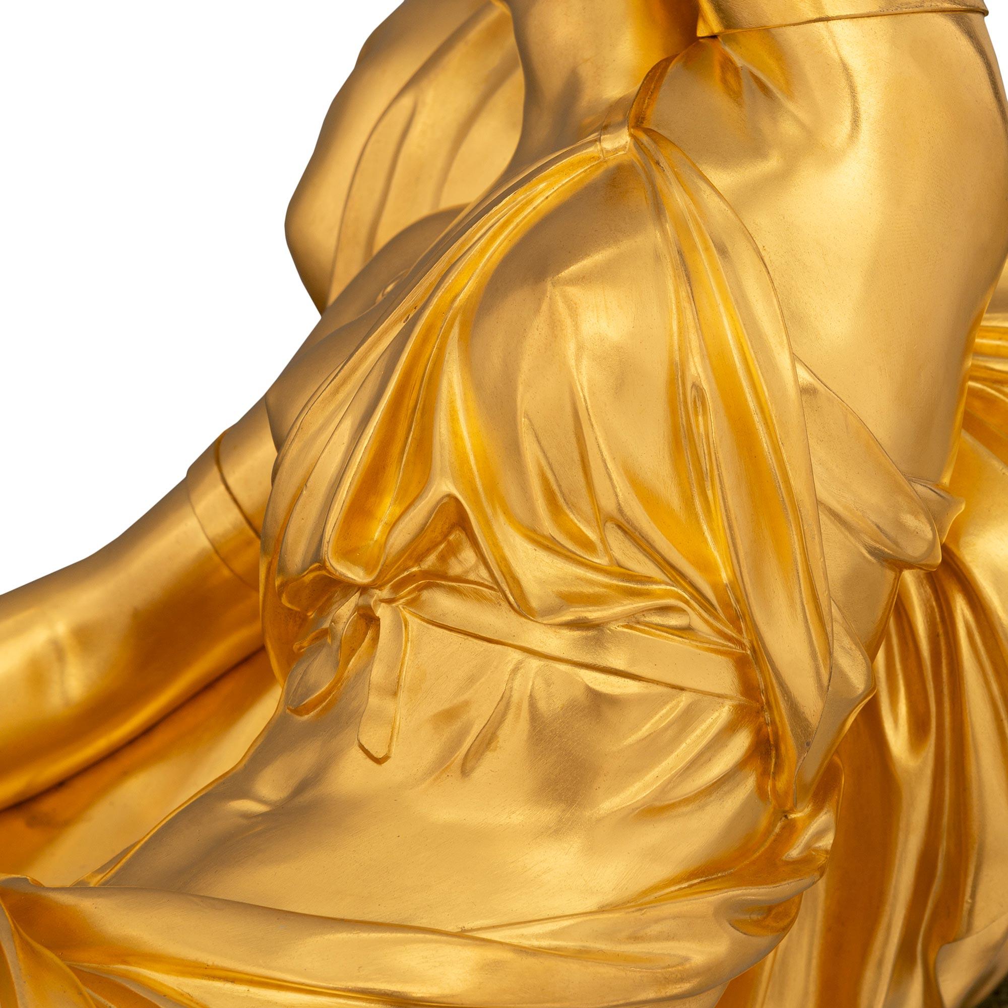 Eine französische Skulptur aus Goldbronze und Pietra Braschia-Marmor aus dem 19. Jahrhundert von Lucretia im Angebot 2