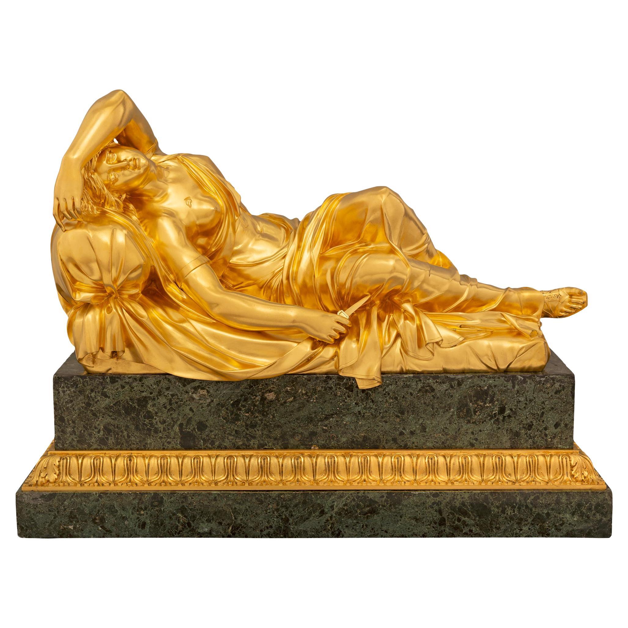 Eine französische Skulptur aus Goldbronze und Pietra Braschia-Marmor aus dem 19. Jahrhundert von Lucretia im Angebot