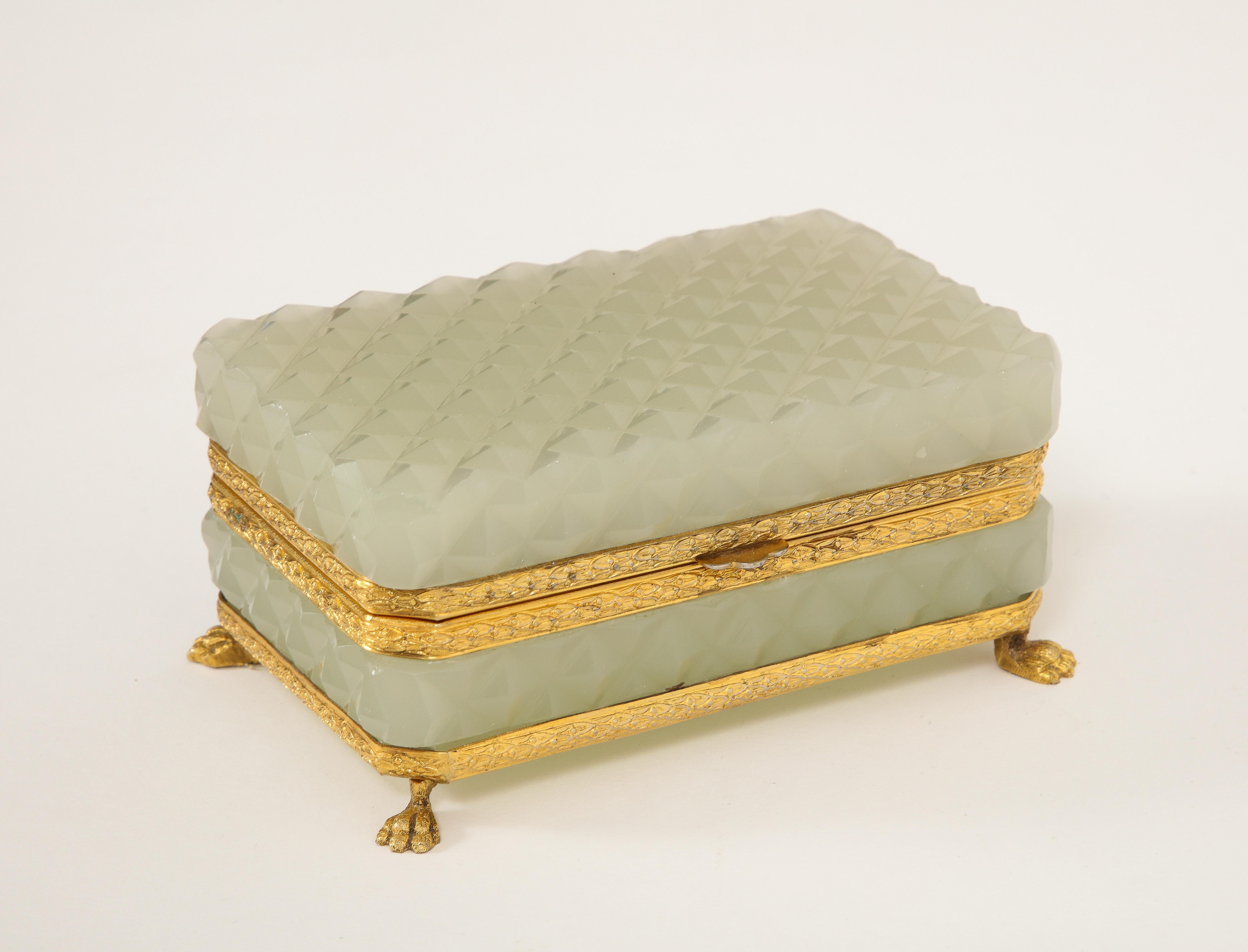 Louis XVI Boîte française du 19ème siècle en cristal opalin crème montée sur pied et en bronze doré en vente