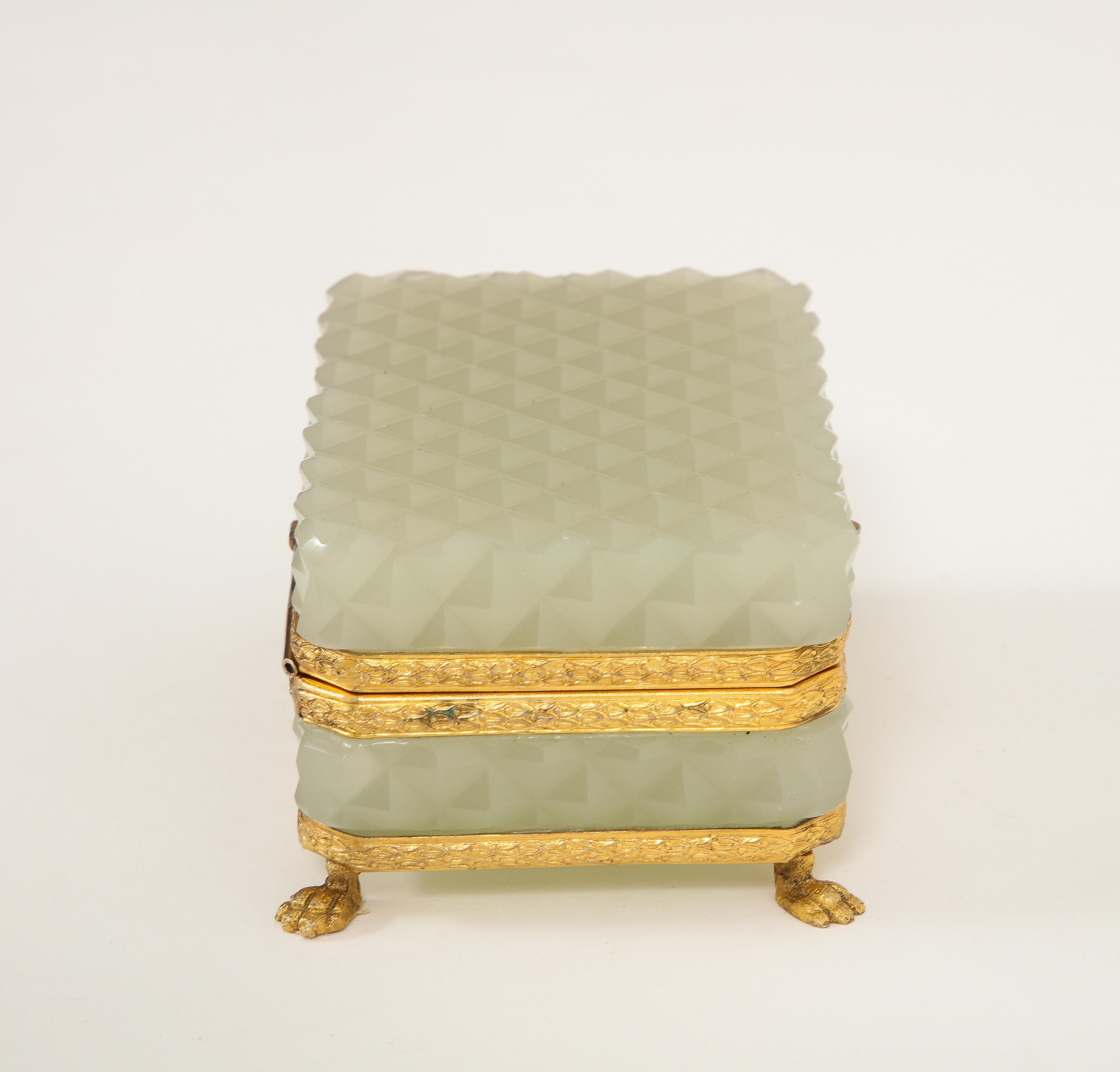 Français Boîte française du 19ème siècle en cristal opalin crème montée sur pied et en bronze doré en vente