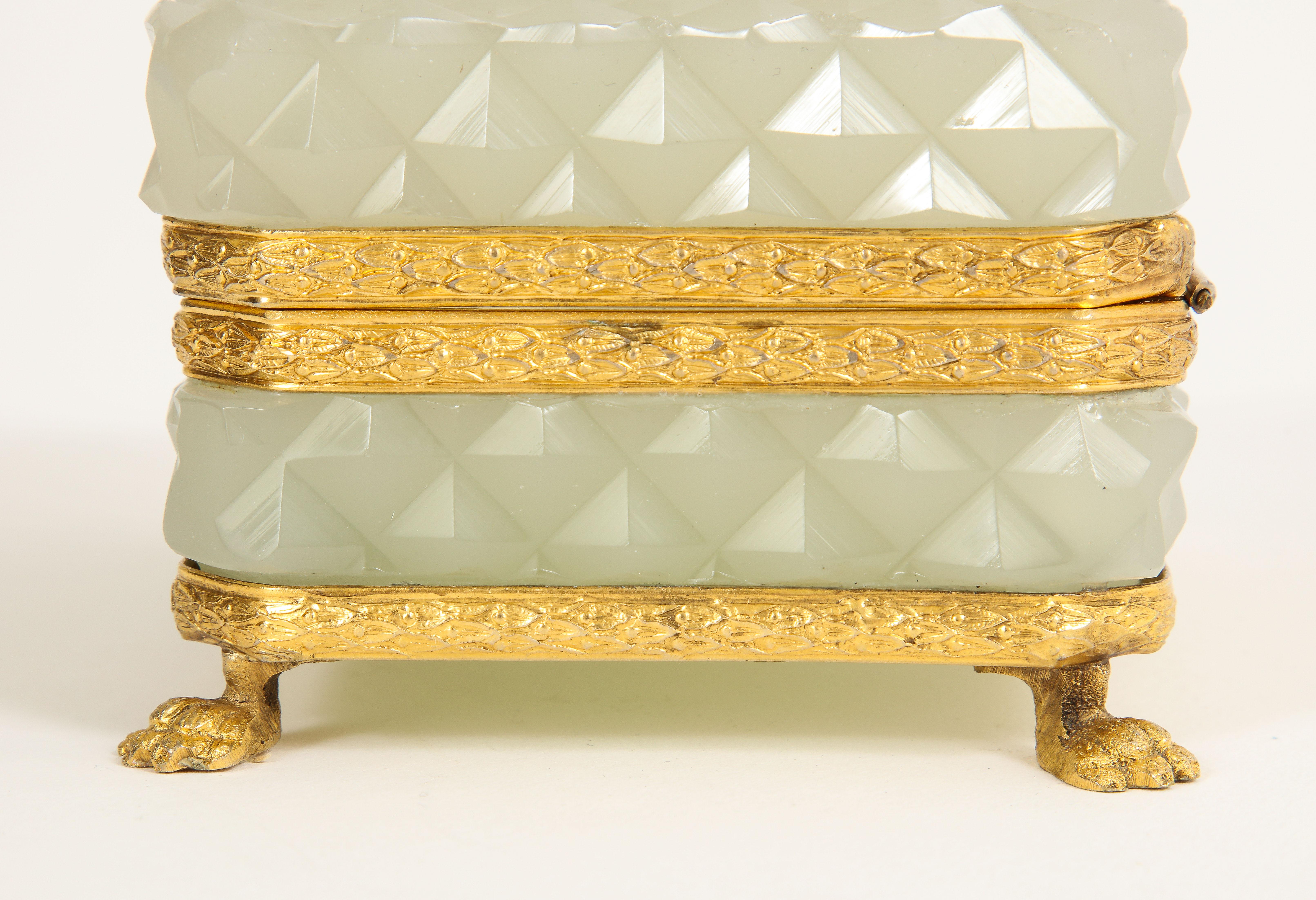 Fin du XIXe siècle Boîte française du 19ème siècle en cristal opalin crème montée sur pied et en bronze doré en vente