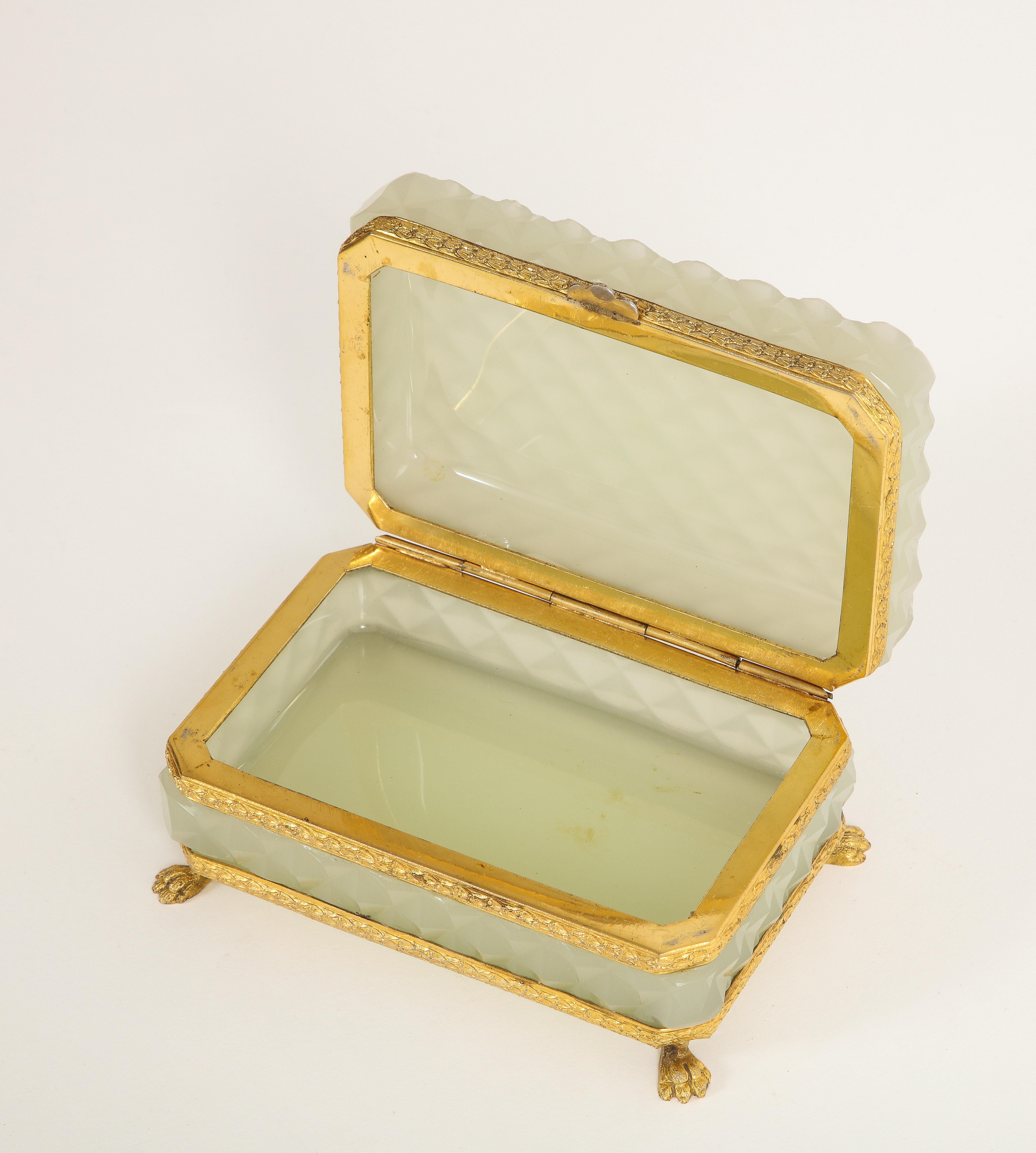 Boîte française du 19ème siècle en cristal opalin crème montée sur pied et en bronze doré en vente 1