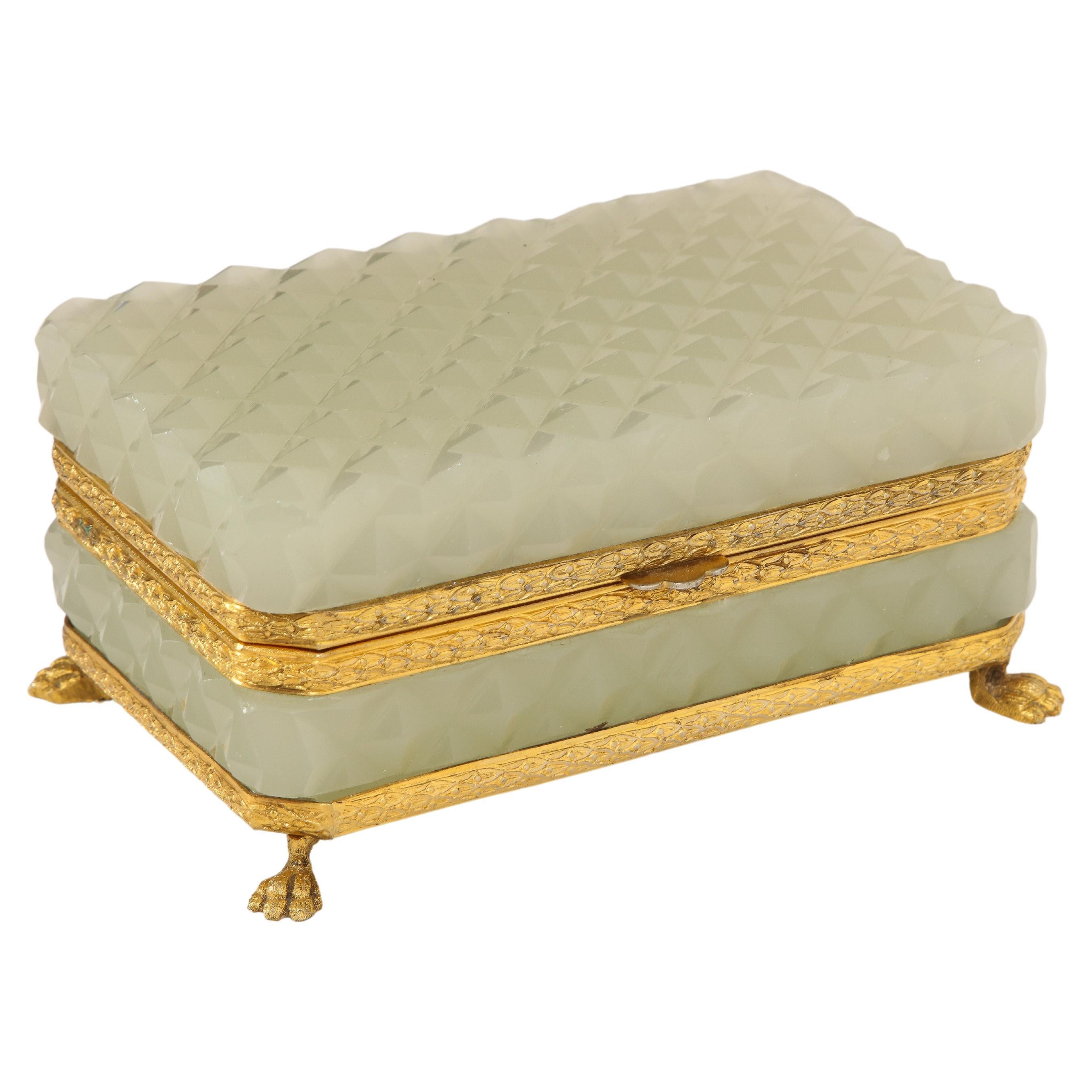Französische Goldbronze-Schachtel mit Fuß aus cremefarbenem Opalkristall aus dem 19. Jahrhundert