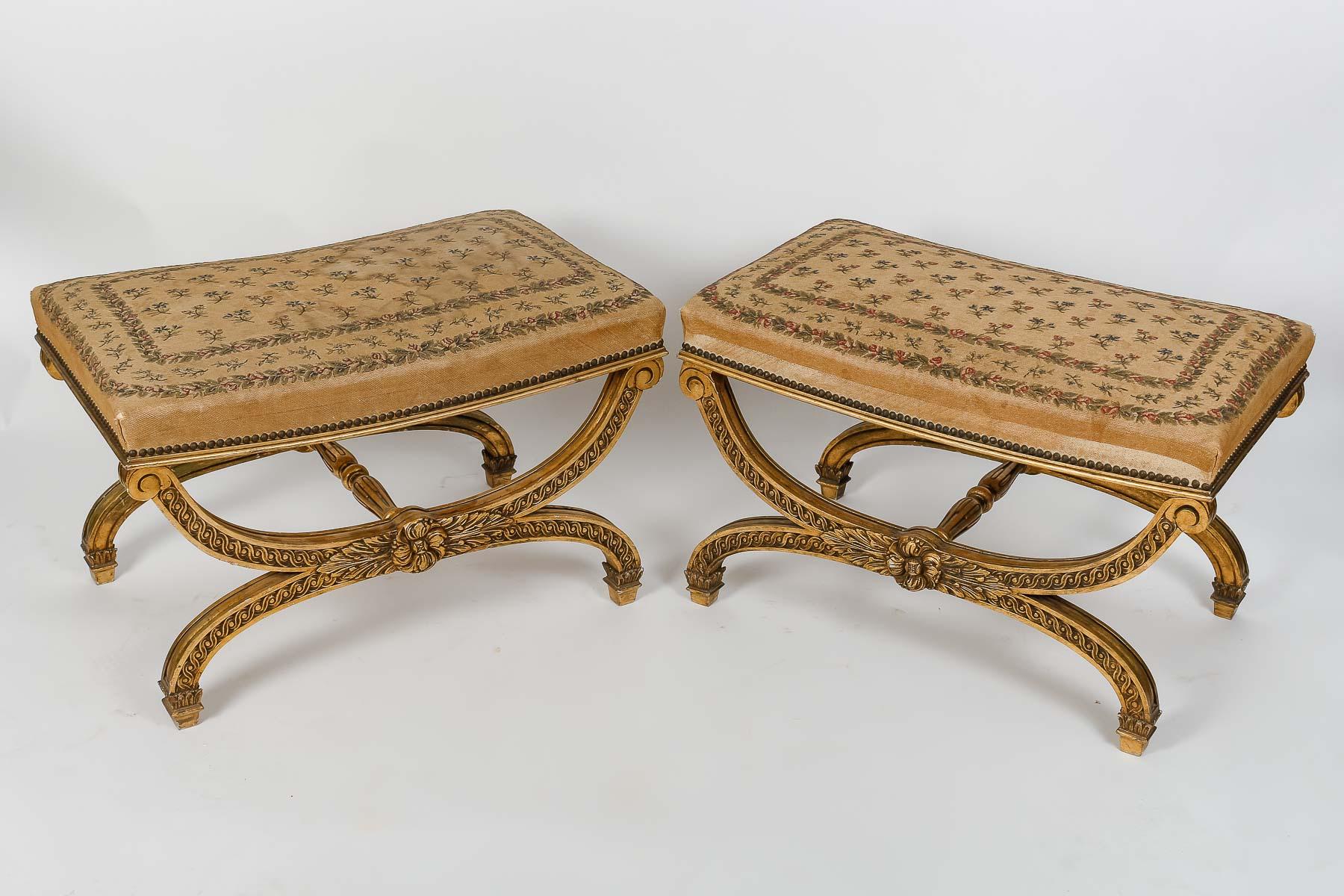 Ein französisches Paar großer, rechteckiger Curule-Hocker aus dem 19. 
Vergoldetes und geschnitztes Holz, verziert mit Flechtfries, Akanthusblättern und Rosetten
Die 4 Füße sind durch eine gadronierte Bahre verbunden.
Louis XVI-Stil 
Zeitraum