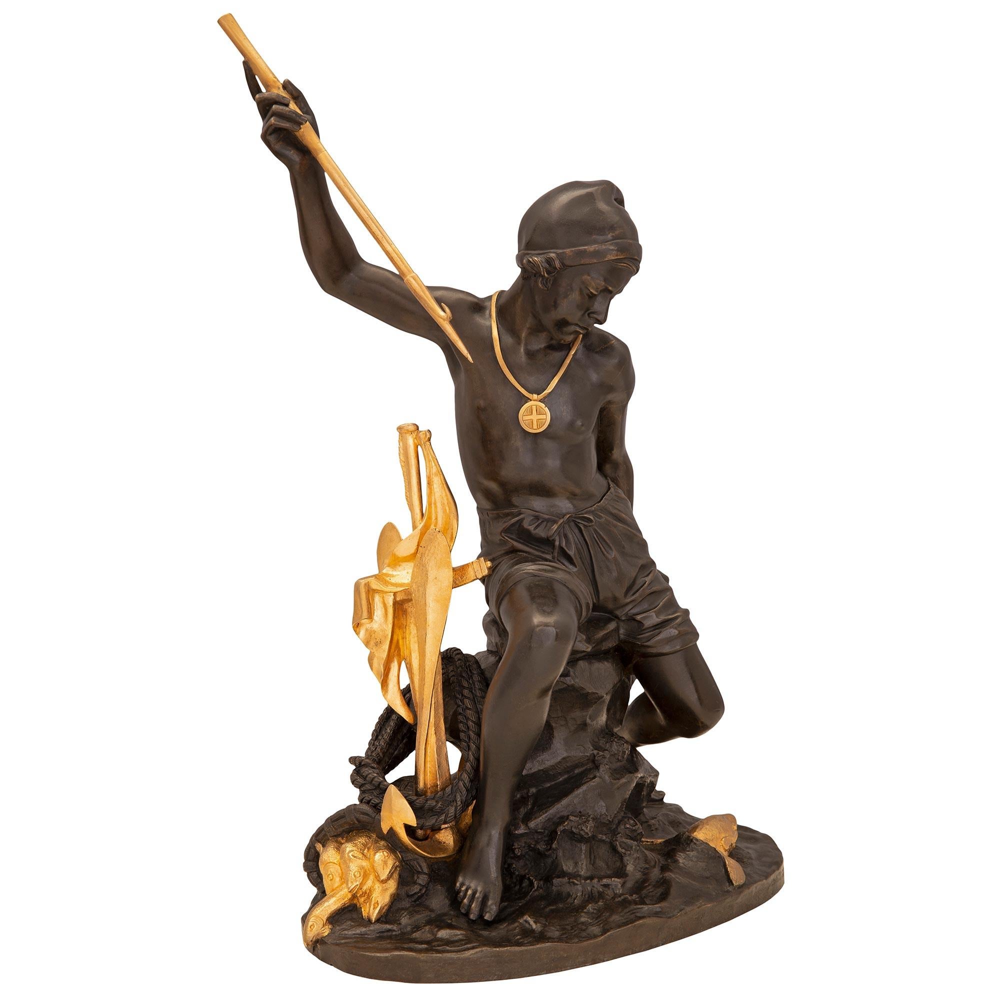 Exceptionnelle et extrêmement décorative statue française du 19ème siècle en bronze patiné et ormolu, estampillée Tiffany. La statue est surélevée par une base oblongue avec un dessin de vague merveilleusement exécuté, des poissons uniques nageant,