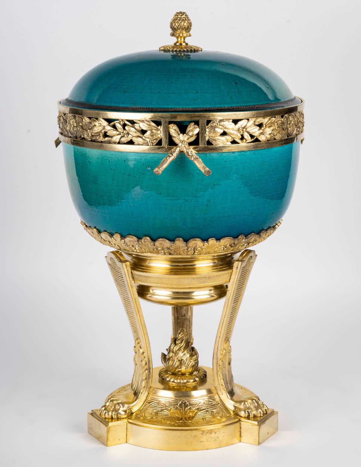 Vaso coperto di pot-pourri francese del XIX secolo 

Grande vaso in ceramica ricoperto di pot-pourri e ornato di ormolu 
Poggiato su una base in ormolu che simula un bruciaprofumi con pali in artigli.
Stile Luigi XVI
Circa 1860
Con la sua doratura