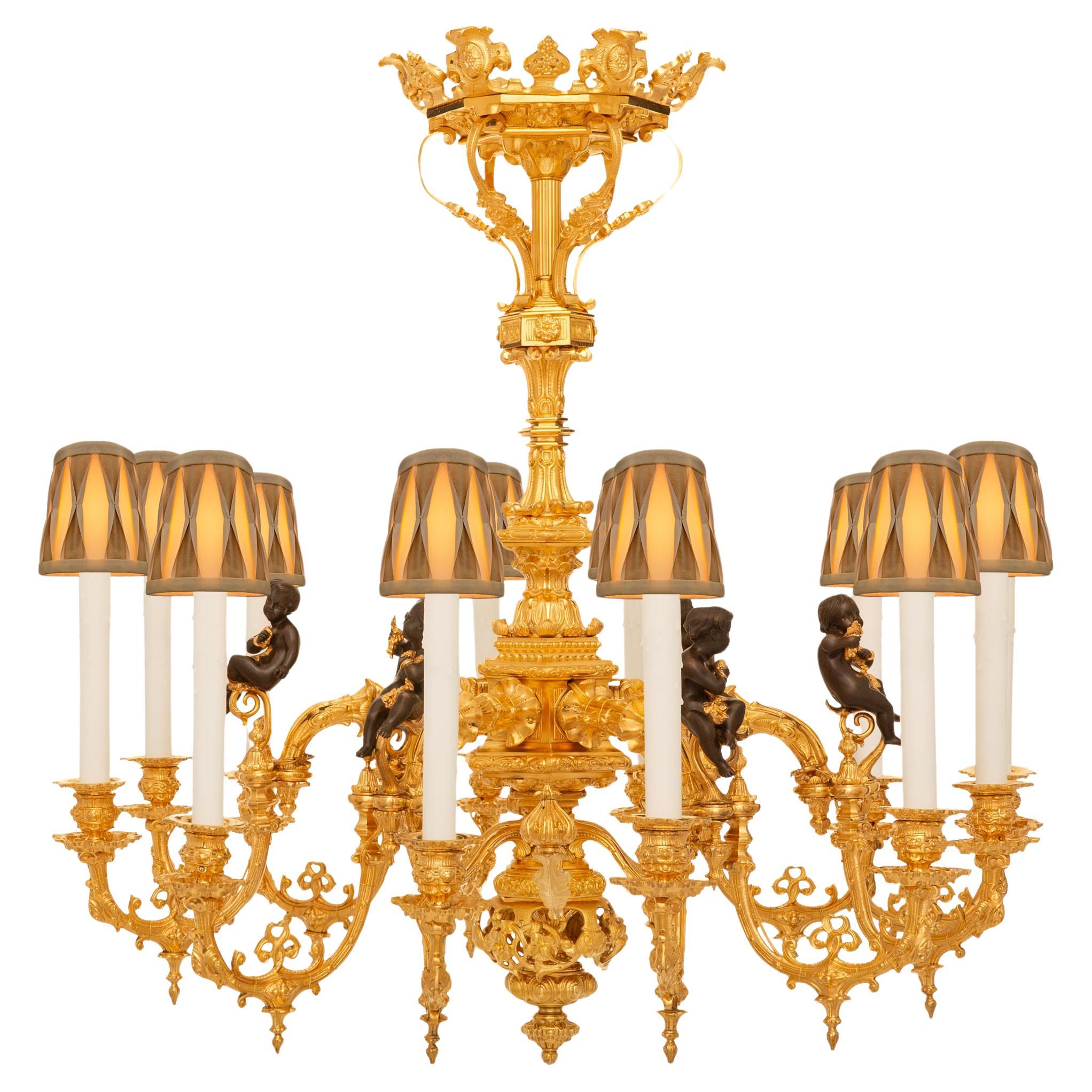 Lustre en bronze patiné et bronze doré de style Renaissance du 19ème siècle.