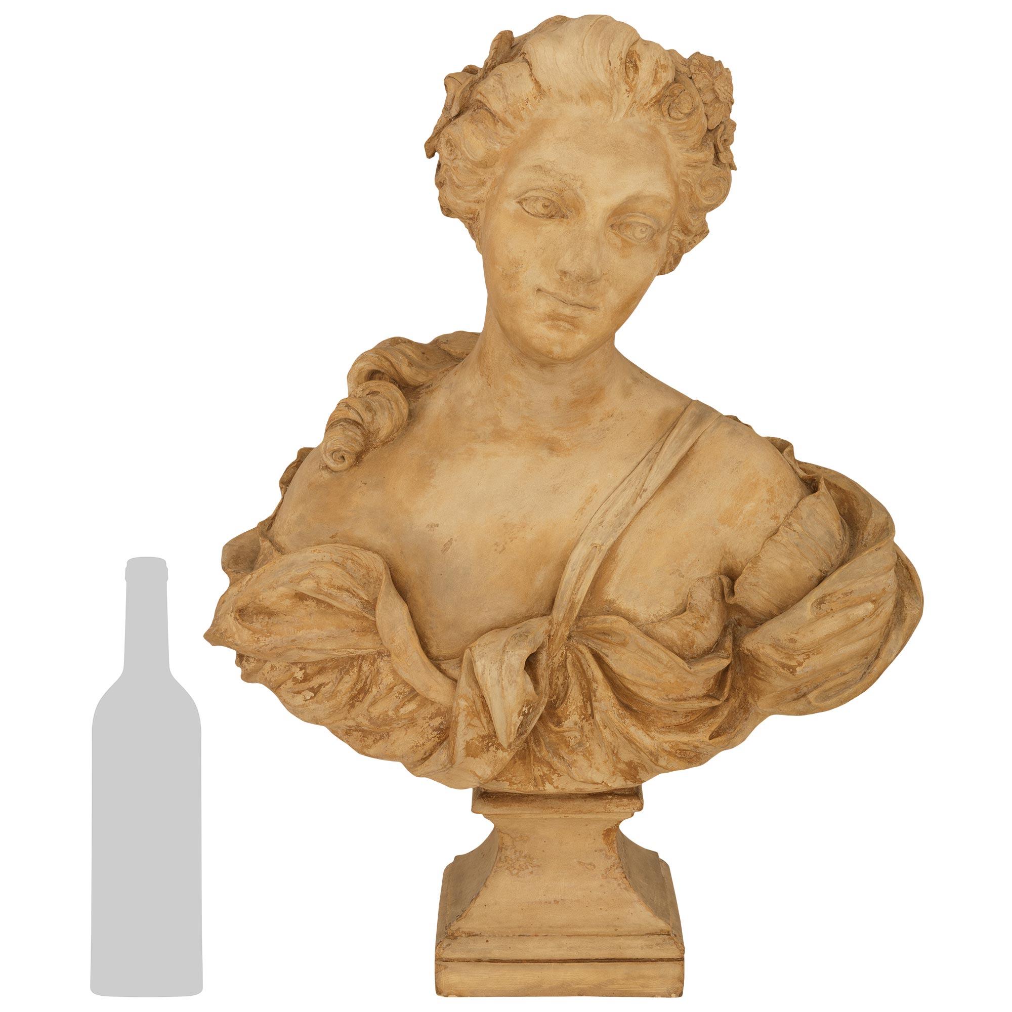 Elegante y muy decorativo busto francés de terracota del siglo XIX de Madame de Pompadour. Este encantador busto se alza sobre un soporte de zócalo cónico cuadrado con diseños moteados y una banda redondeada. Arriba está Madame de Pompadour, nacida