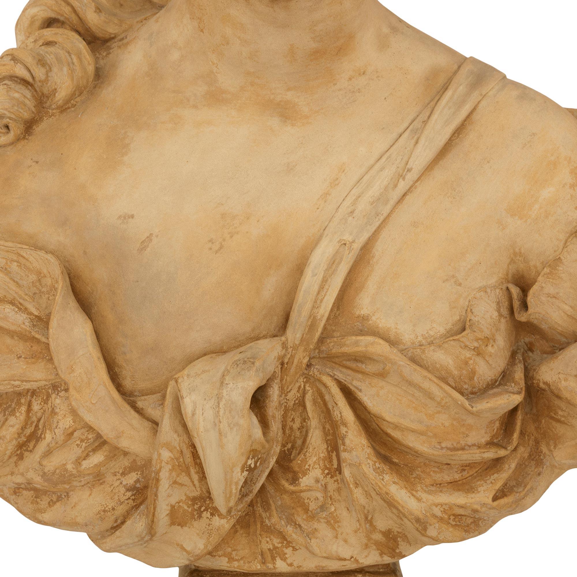 Un busto francés de terracota del siglo XIX de Madame de Pompadour en venta 2