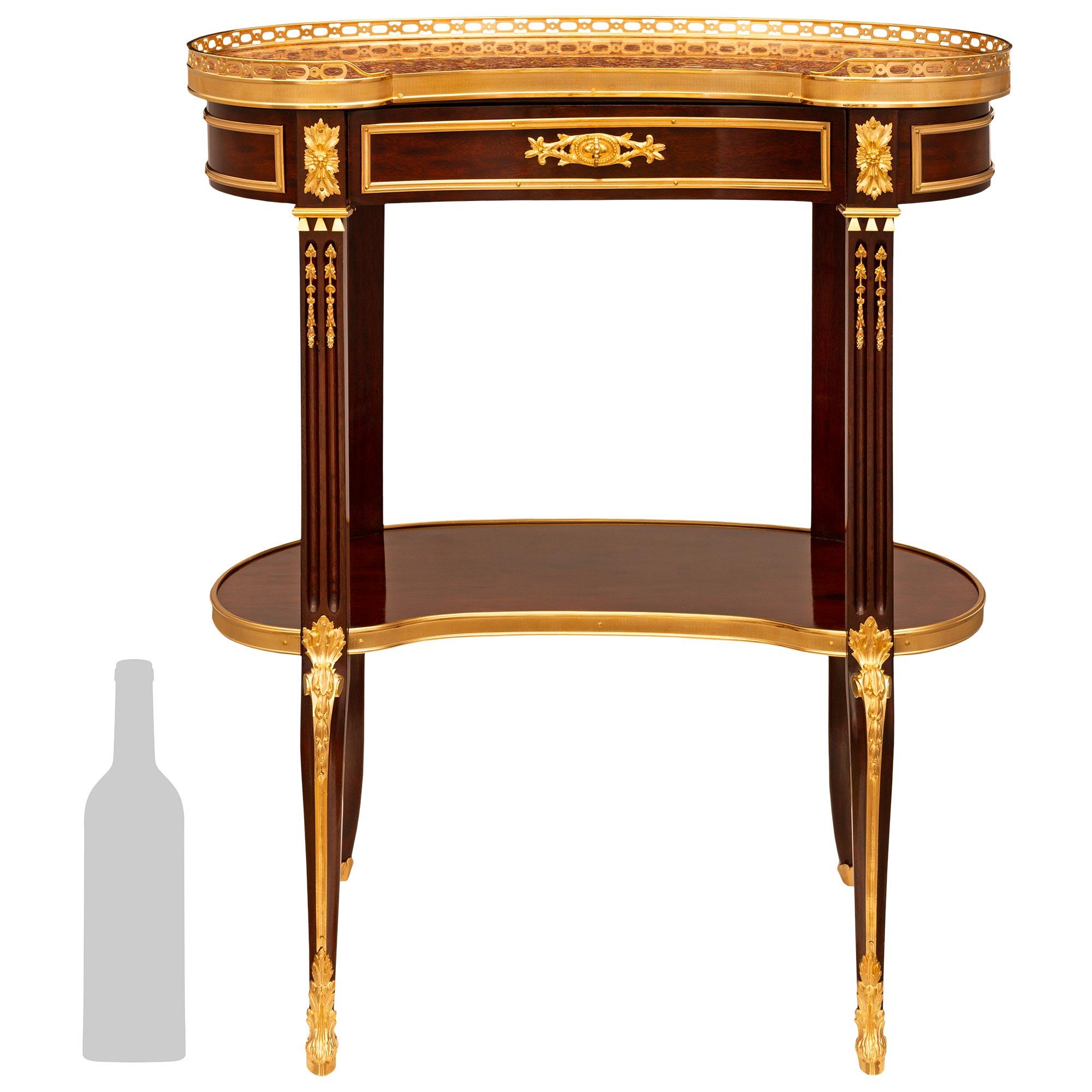 Superbe table d'appoint en acajou moucheté, bronze doré et marbre Brocatelle d'Espagne, attribuée à François Linke. Moucheté, Ormolu et marbre Brocatelle d'Espagne, attribuée à François Linke. Cette magnifique table d'appoint en forme de rein repose