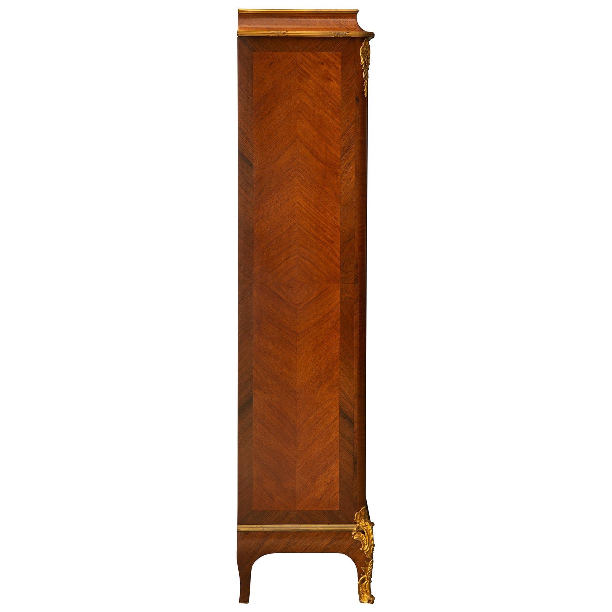 Un mobile di transizione francese del XIX secolo in legno di tulipano e ormeggio. Legno di tulipano e Ormolu In condizioni buone in vendita a West Palm Beach, FL