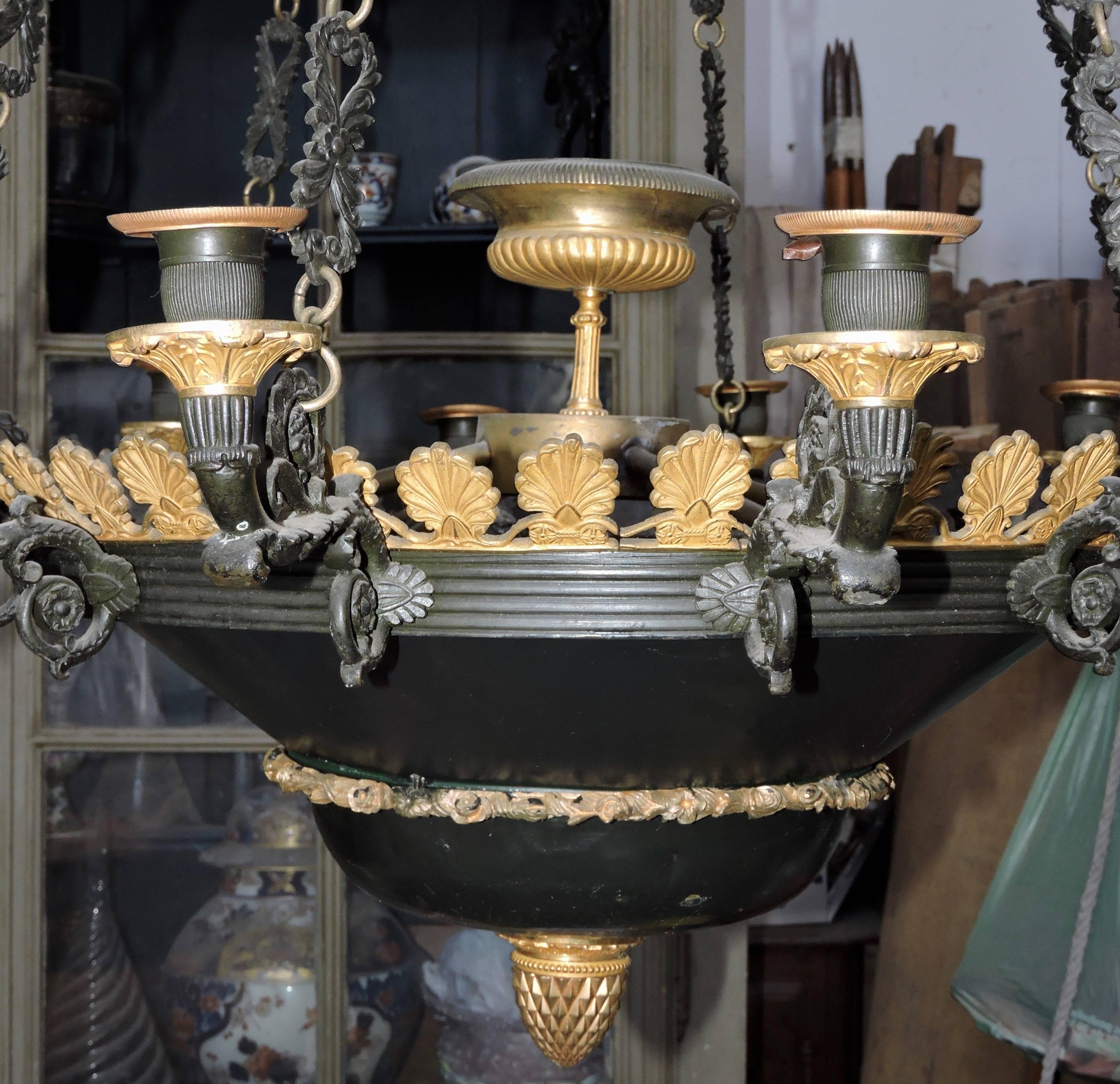 Französischer Kronleuchter mit zwölf Leuchten aus der Restaurationszeit des 19. Jahrhunderts im Zustand „Gut“ im Angebot in Saint-Ouen, FR