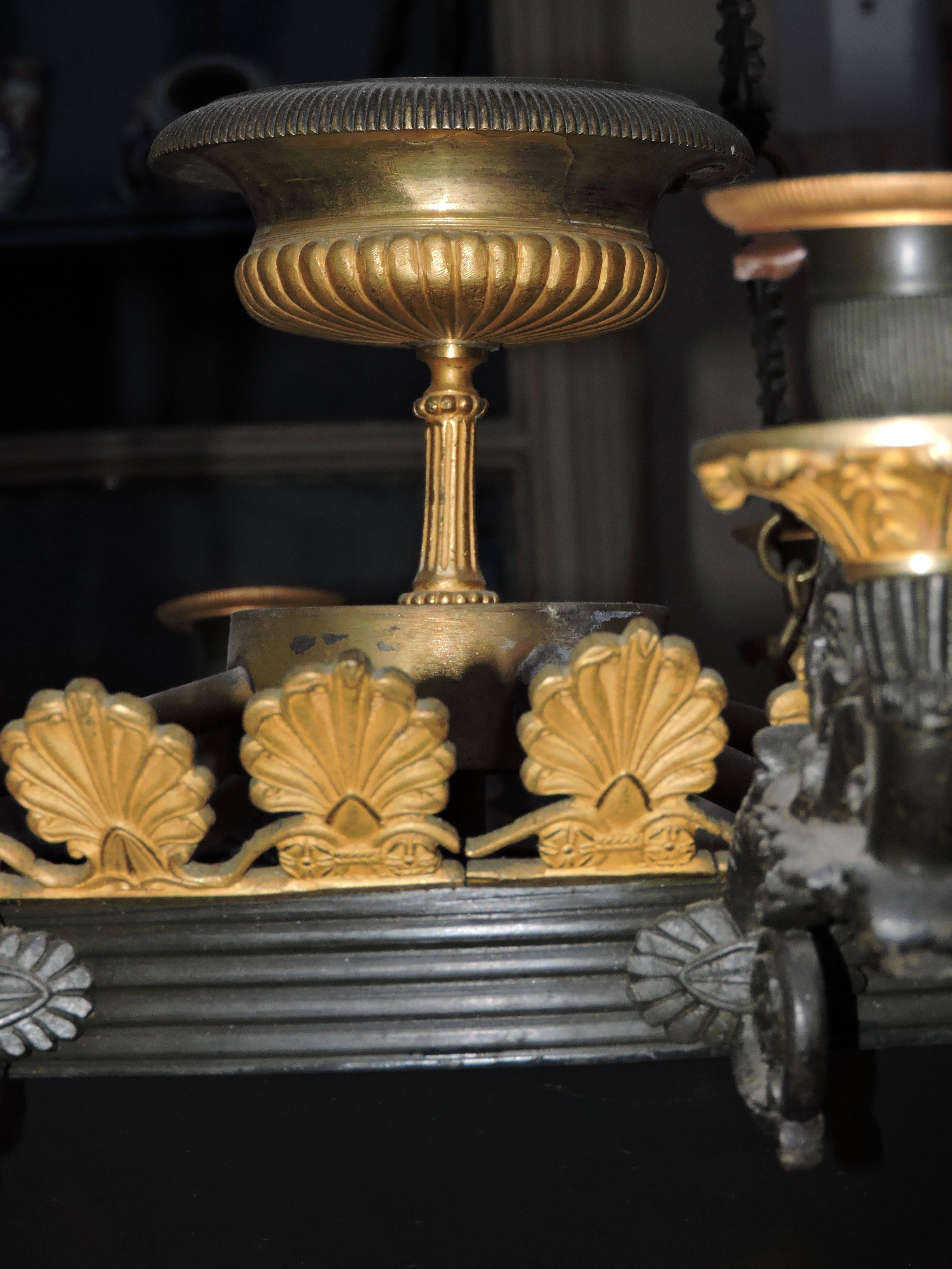 Französischer Kronleuchter mit zwölf Leuchten aus der Restaurationszeit des 19. Jahrhunderts im Angebot 1