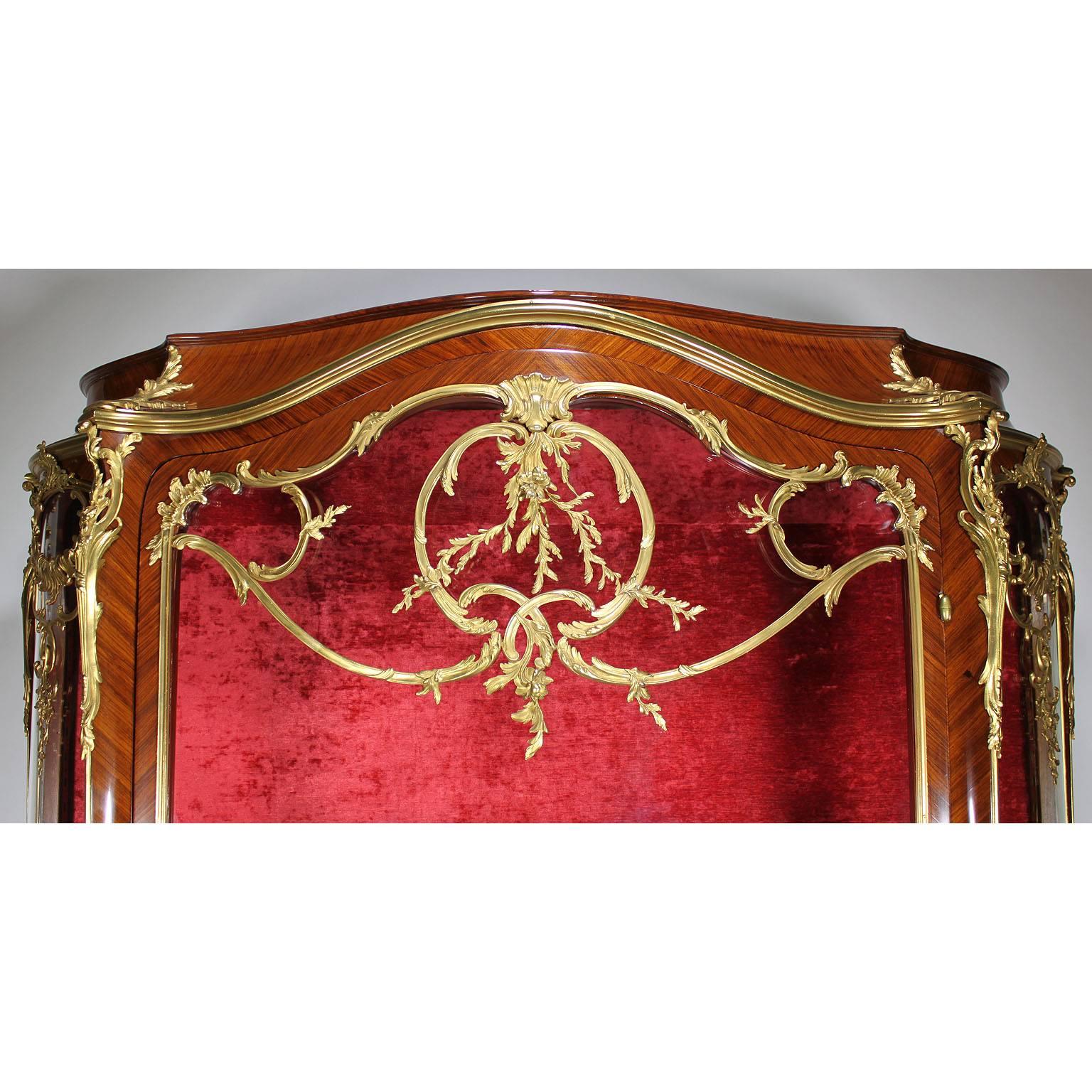 Français Vitrine française du 19e-20e siècle de style Louis XV en bois de roi et bronze doré en vente