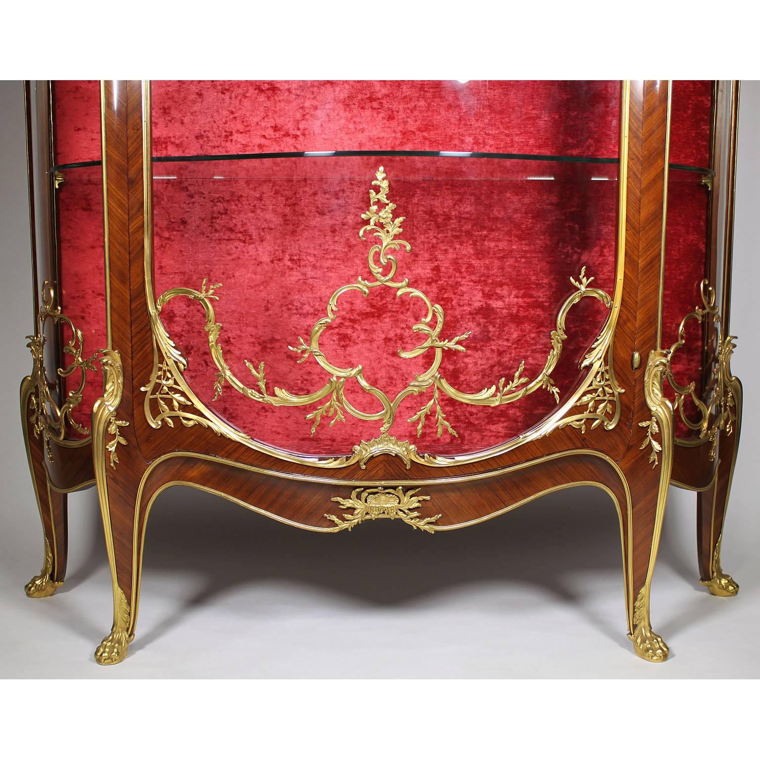 Doré Vitrine française du 19e-20e siècle de style Louis XV en bois de roi et bronze doré en vente