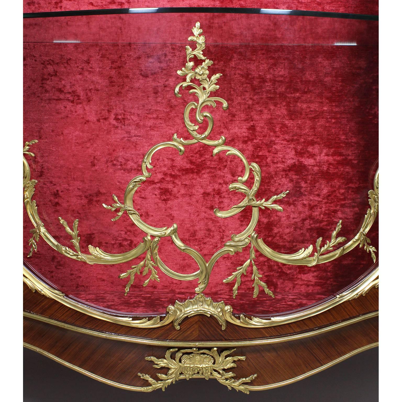 Vitrine française du 19e-20e siècle de style Louis XV en bois de roi et bronze doré Bon état - En vente à Los Angeles, CA