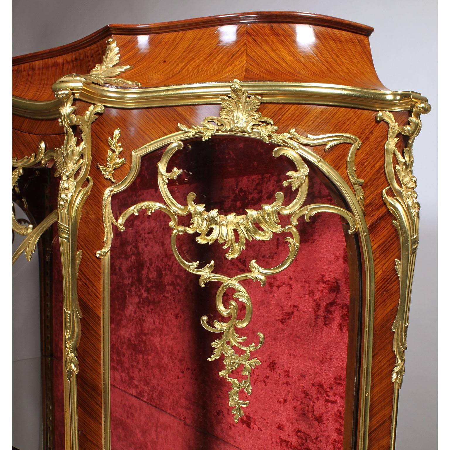Verre brun Vitrine française du 19e-20e siècle de style Louis XV en bois de roi et bronze doré en vente