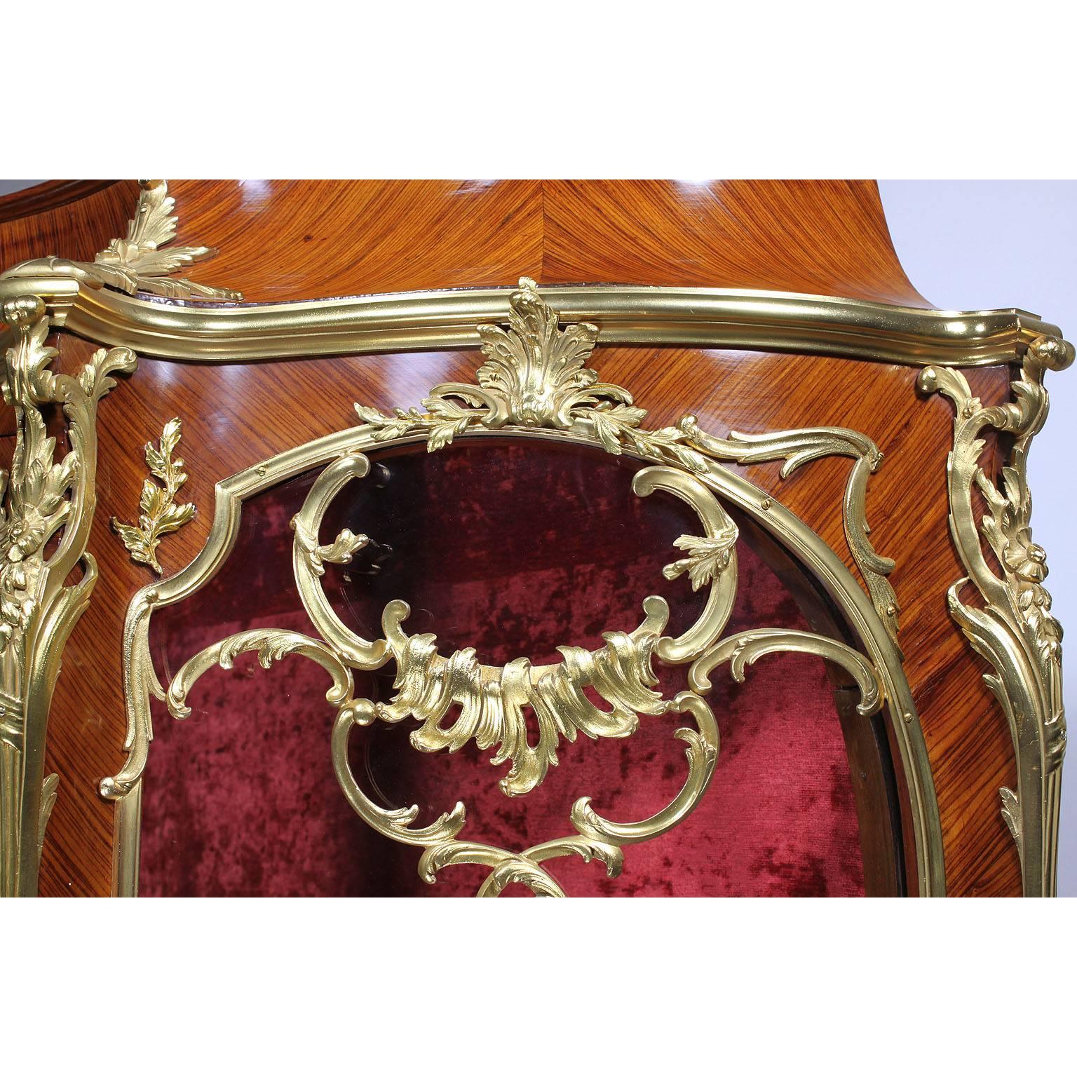 Vitrine française du 19e-20e siècle de style Louis XV en bois de roi et bronze doré en vente 1