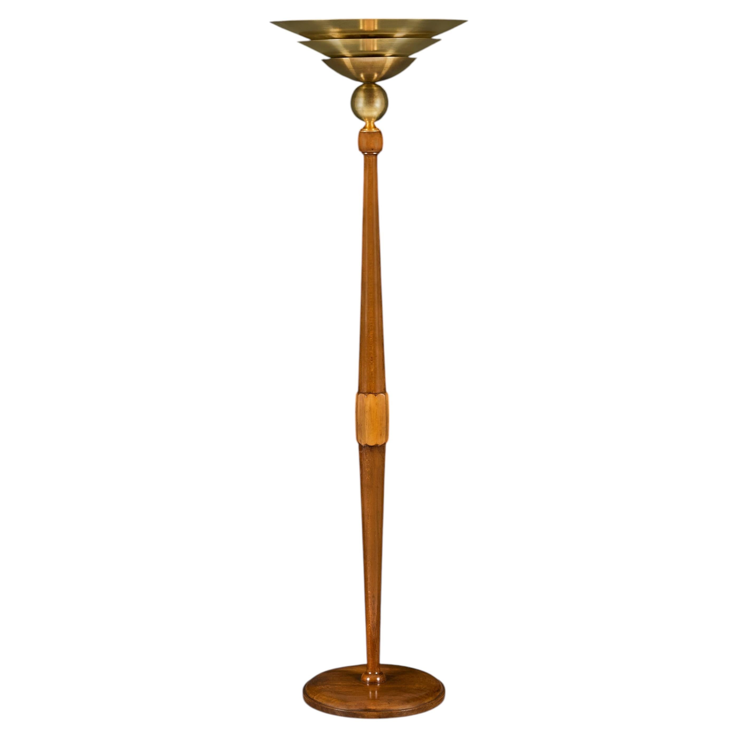 Una lámpara de pie francesa de estilo Art Déco del siglo XX, de madera y latón, con luz hacia arriba en venta