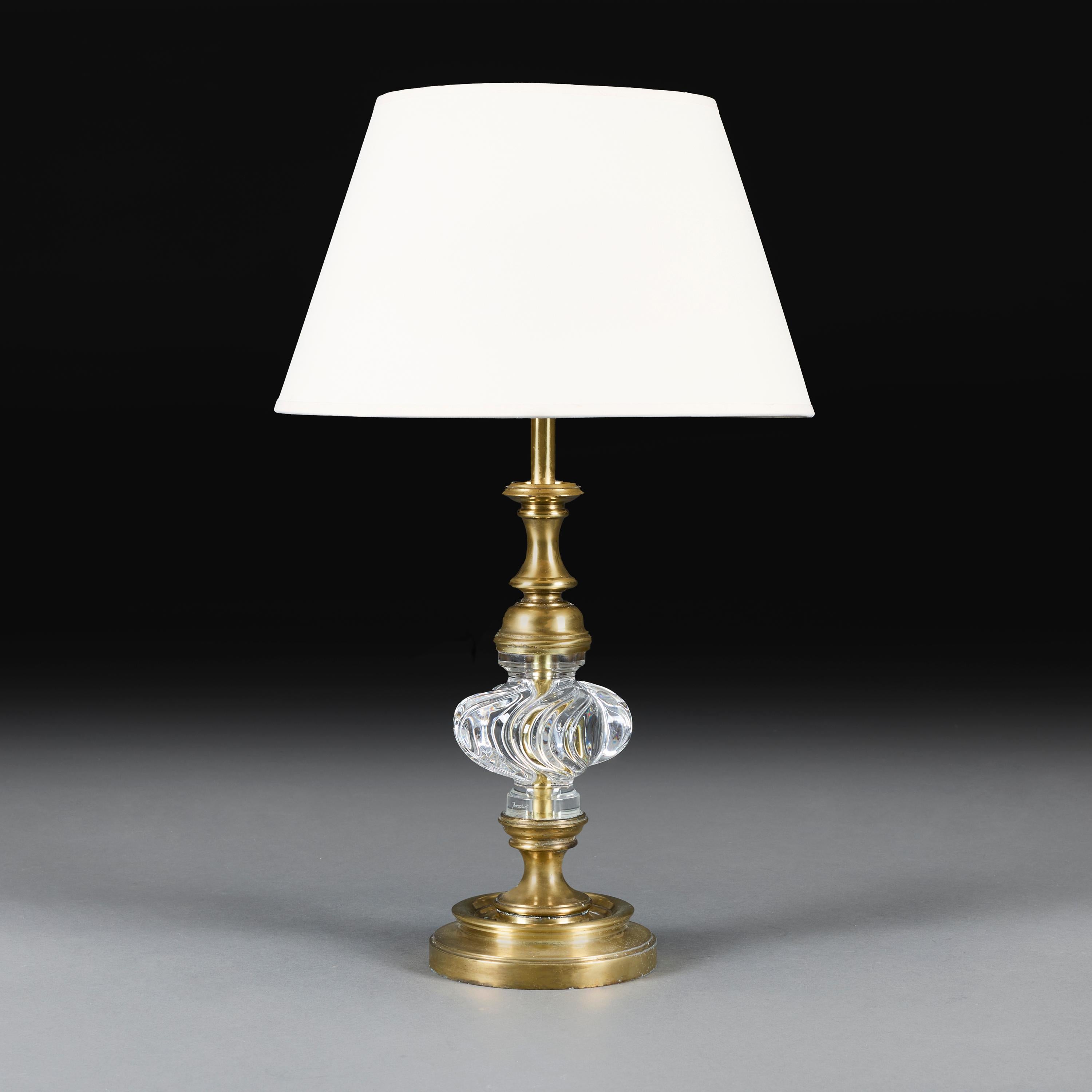 Francia, circa 1930.

Lampada in ottone tornito dei primi del Novecento, con al centro un segmento in cristallo a spirale, firmata Baccarat.

Altezza 38.00 centimetri.

Altezza con paralume 63.00 centimetri.

Diametro 18.00 centimetri.

Nota