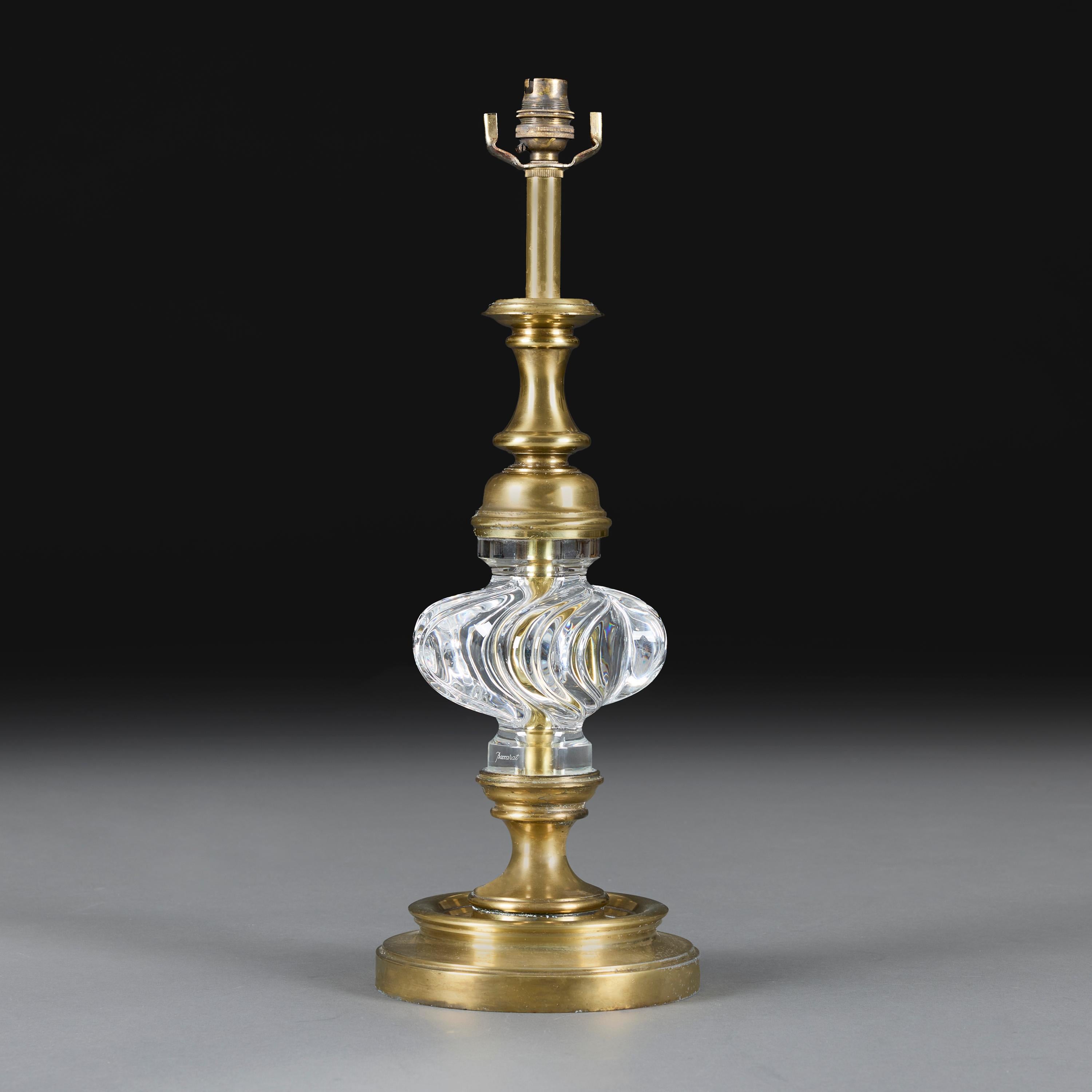 Francese Lampada in vetro e ottone di Baccarat del XX secolo in vendita