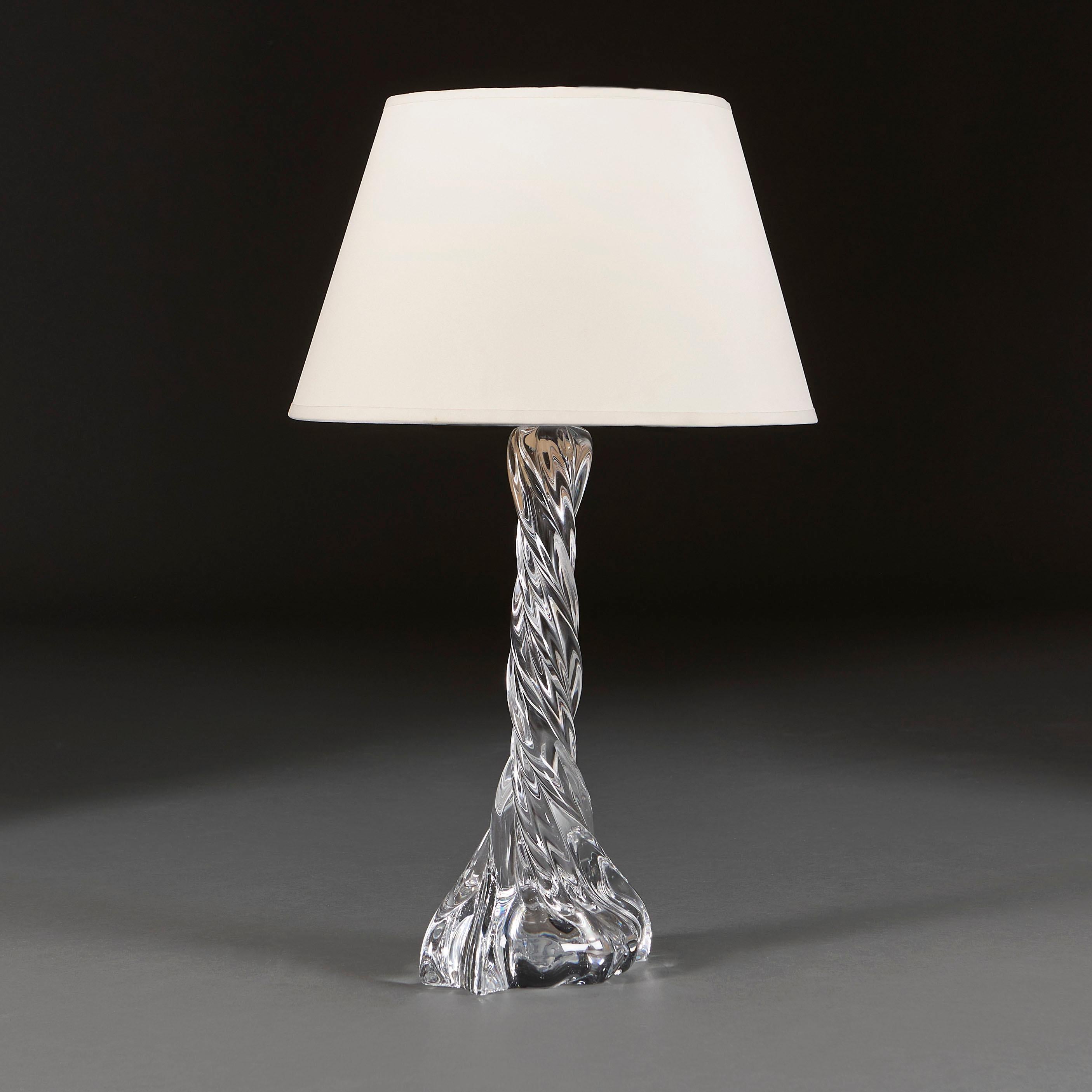 Français Lampe de table à colonne en verre clair torsadé Baccarat du 20e siècle