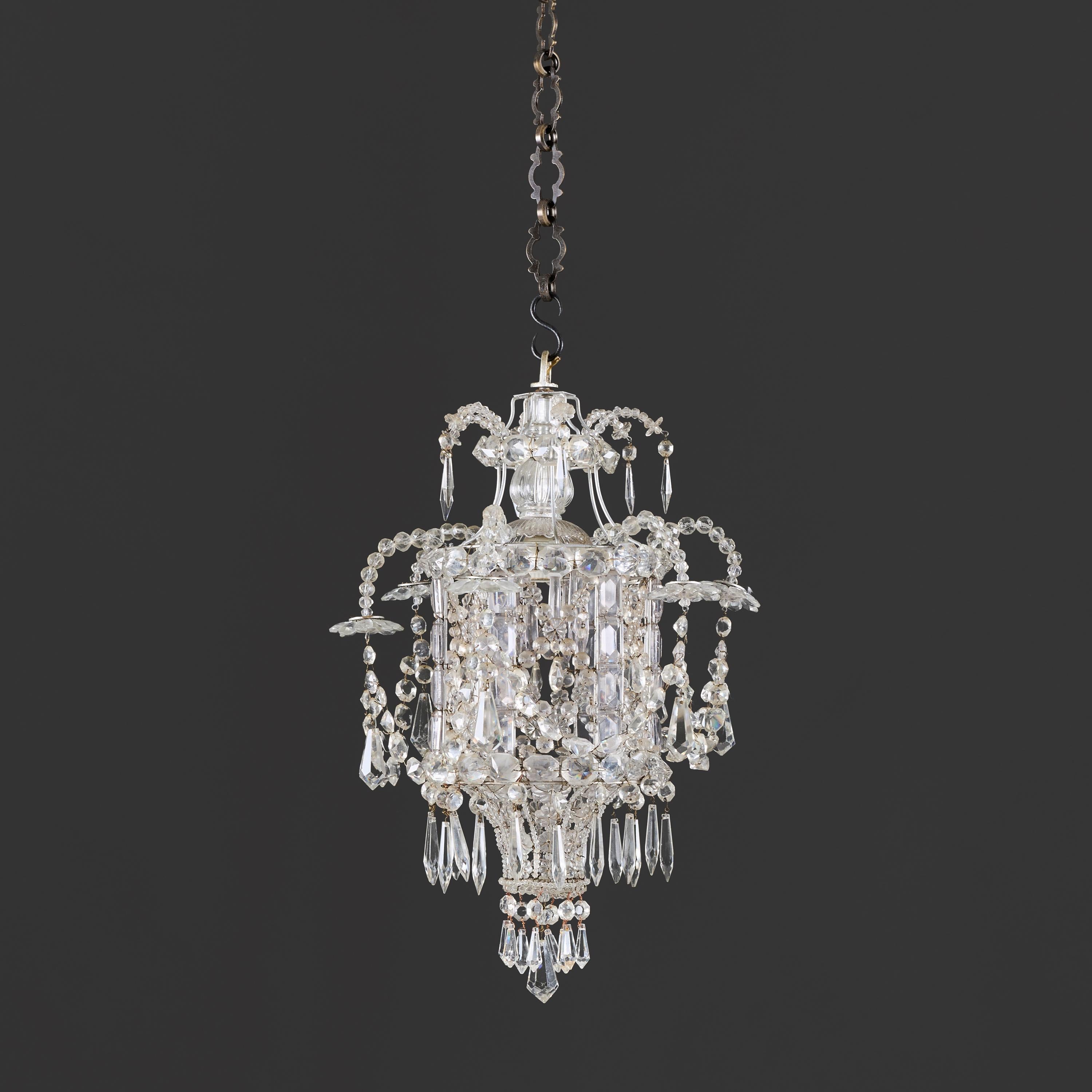 Francia, hacia 1930.

Farol colgante francés de vidrio tallado de principios del siglo XX, en forma de pagoda china, con guirnaldas de cuentas de vidrio facetado, a la manera de la Maison Bagues.

Altura 57.00 centímetros.
Diámetro 35.00
