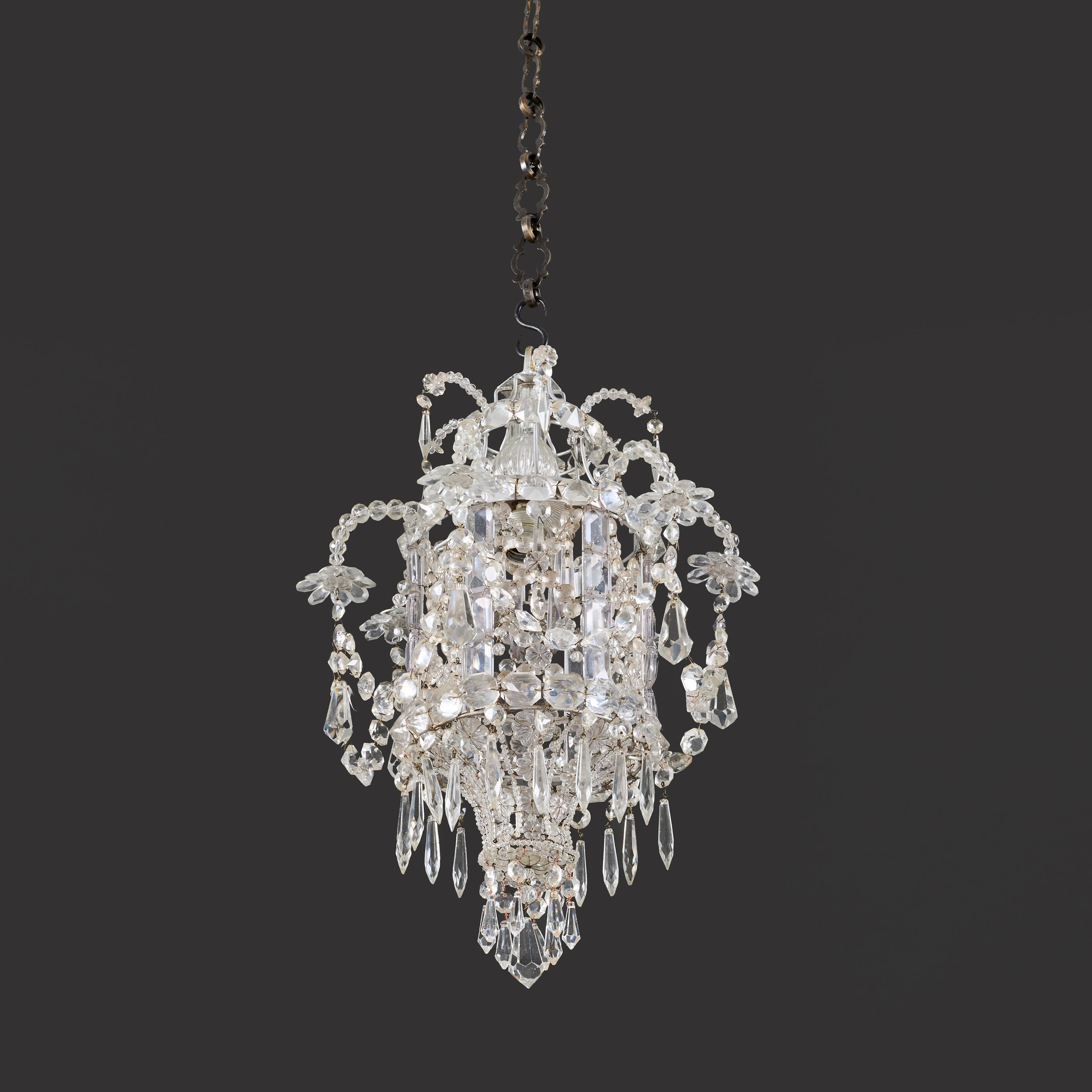 Una linterna francesa del siglo XX en forma de pagoda de cristal tallado Art Decó en venta