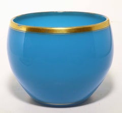 Französische antike Baccarat Blau Opaline Ovoid bedeckt Schüssel auf Stand