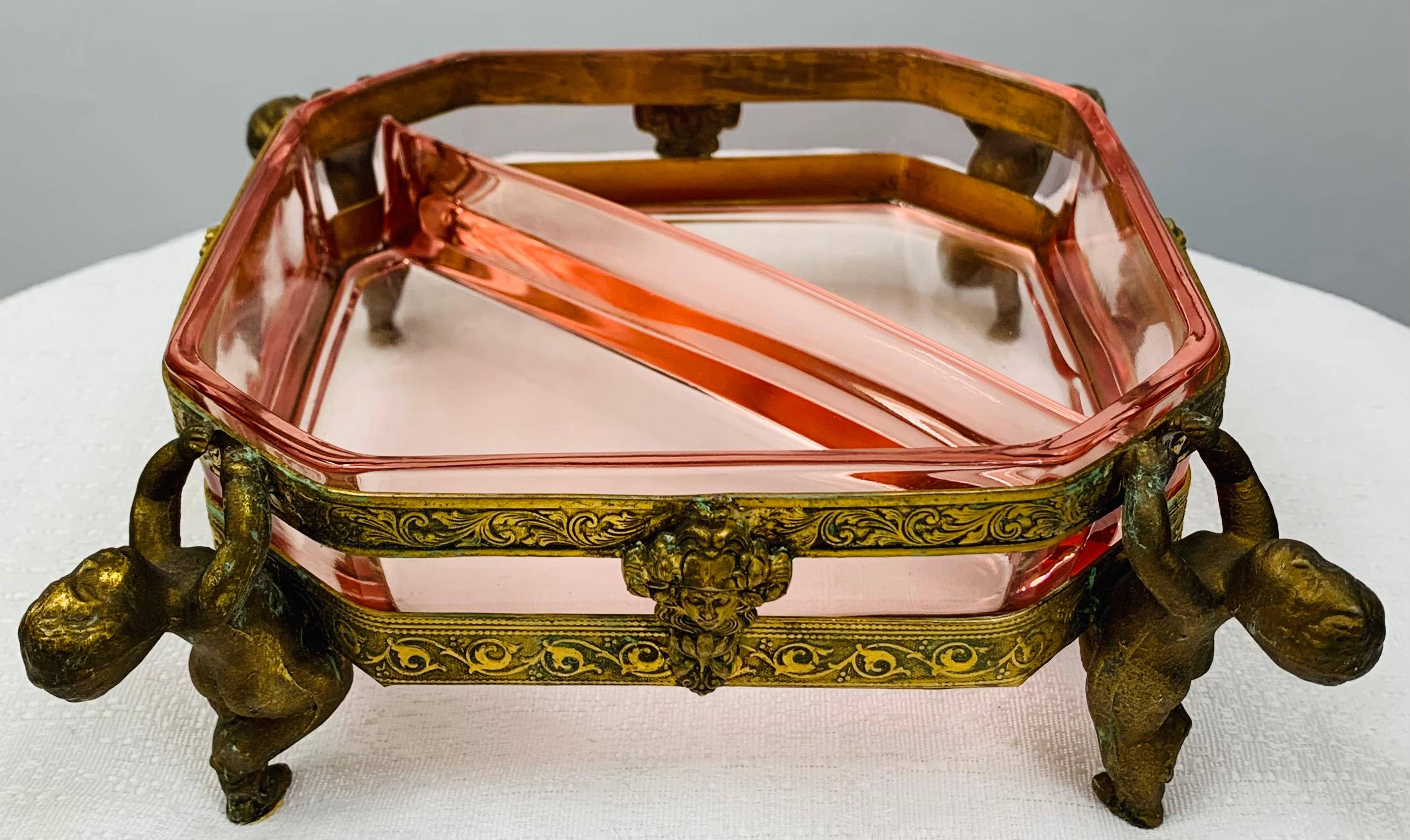 Boîte à bijoux décorative française d'antiquités en bronze et verre taillé rose en vente 3